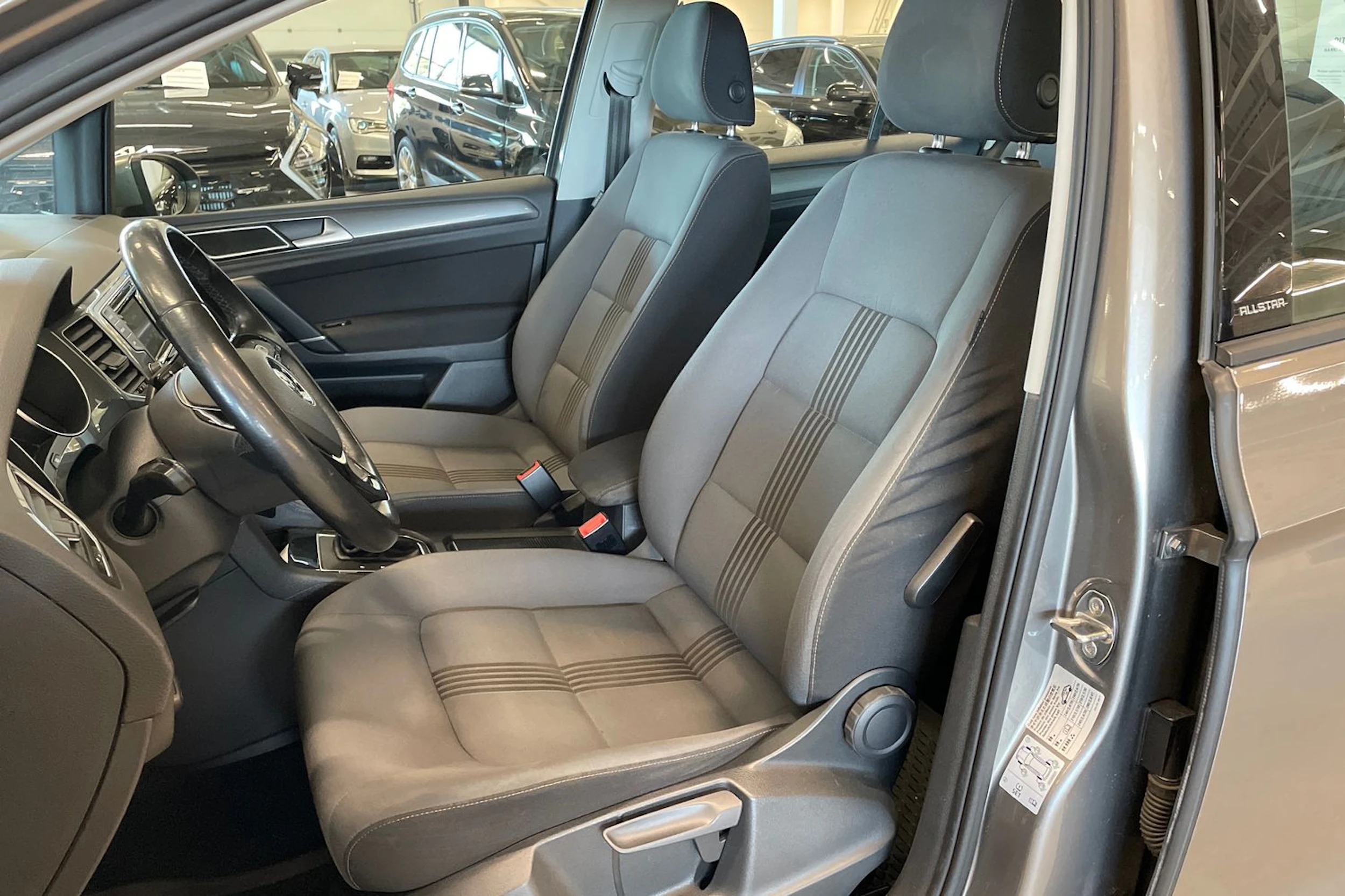 harmaa Volkswagen Golf Sportsvan 2017 kuva 15.