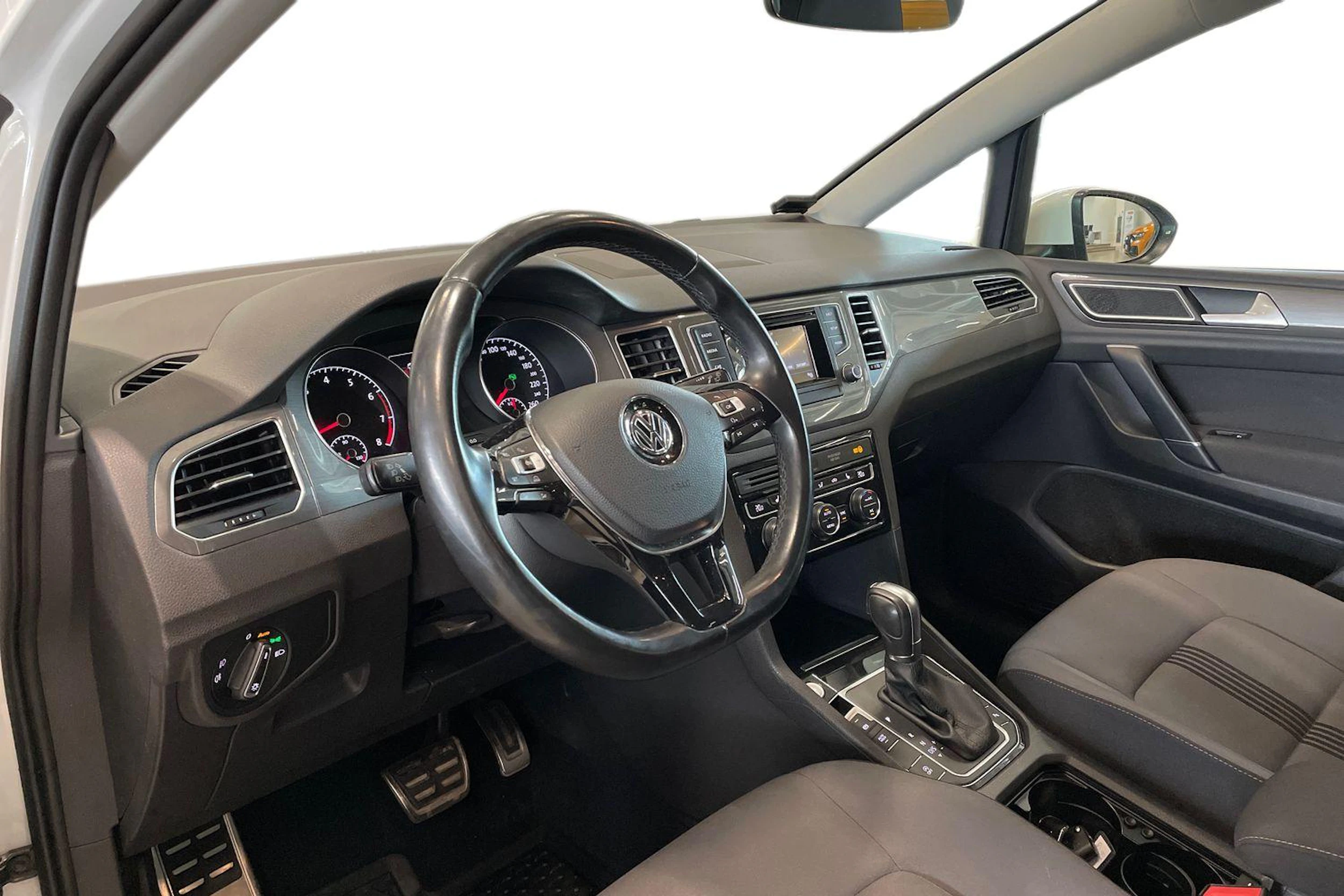 valkoinen Volkswagen Golf Sportsvan 2017 kuva 8.