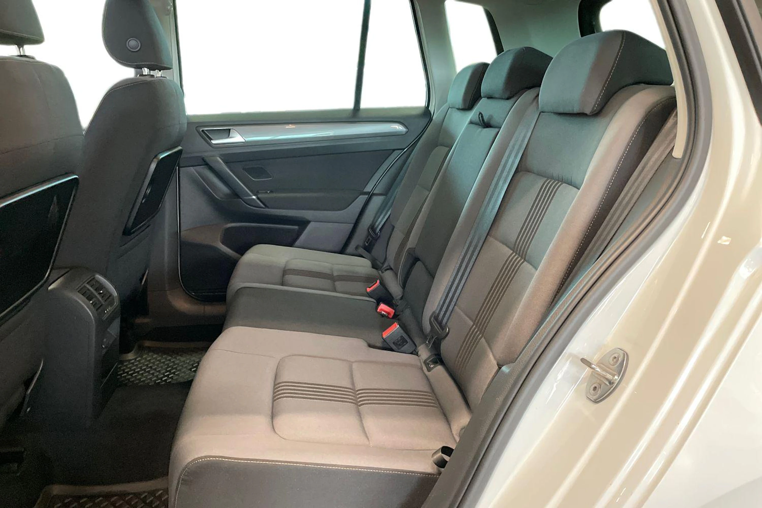 valkoinen Volkswagen Golf Sportsvan 2017 kuva 11.