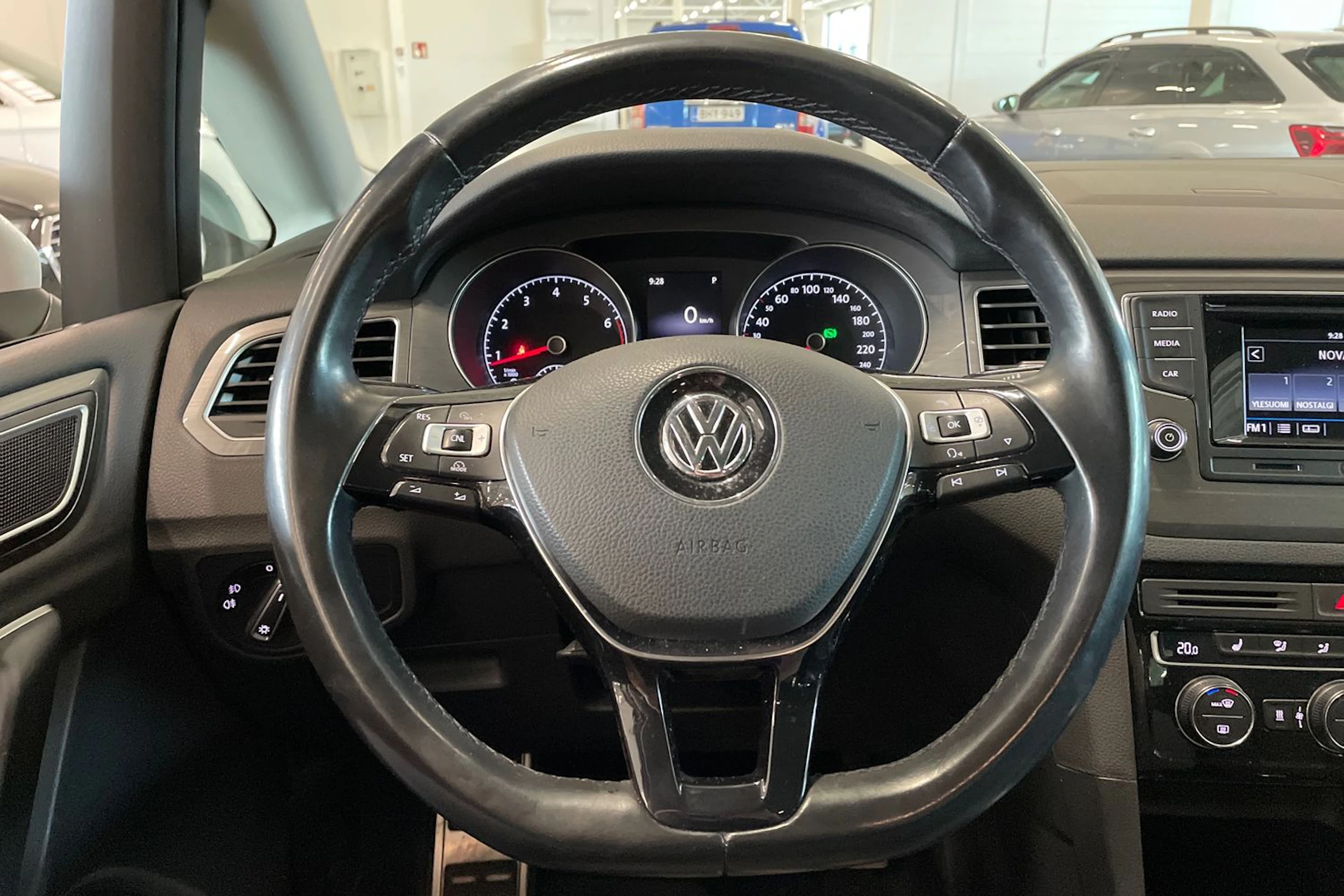 valkoinen Volkswagen Golf Sportsvan 2017 kuva 16.