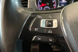 valkoinen Volkswagen Golf Sportsvan 2017 kuva 18.