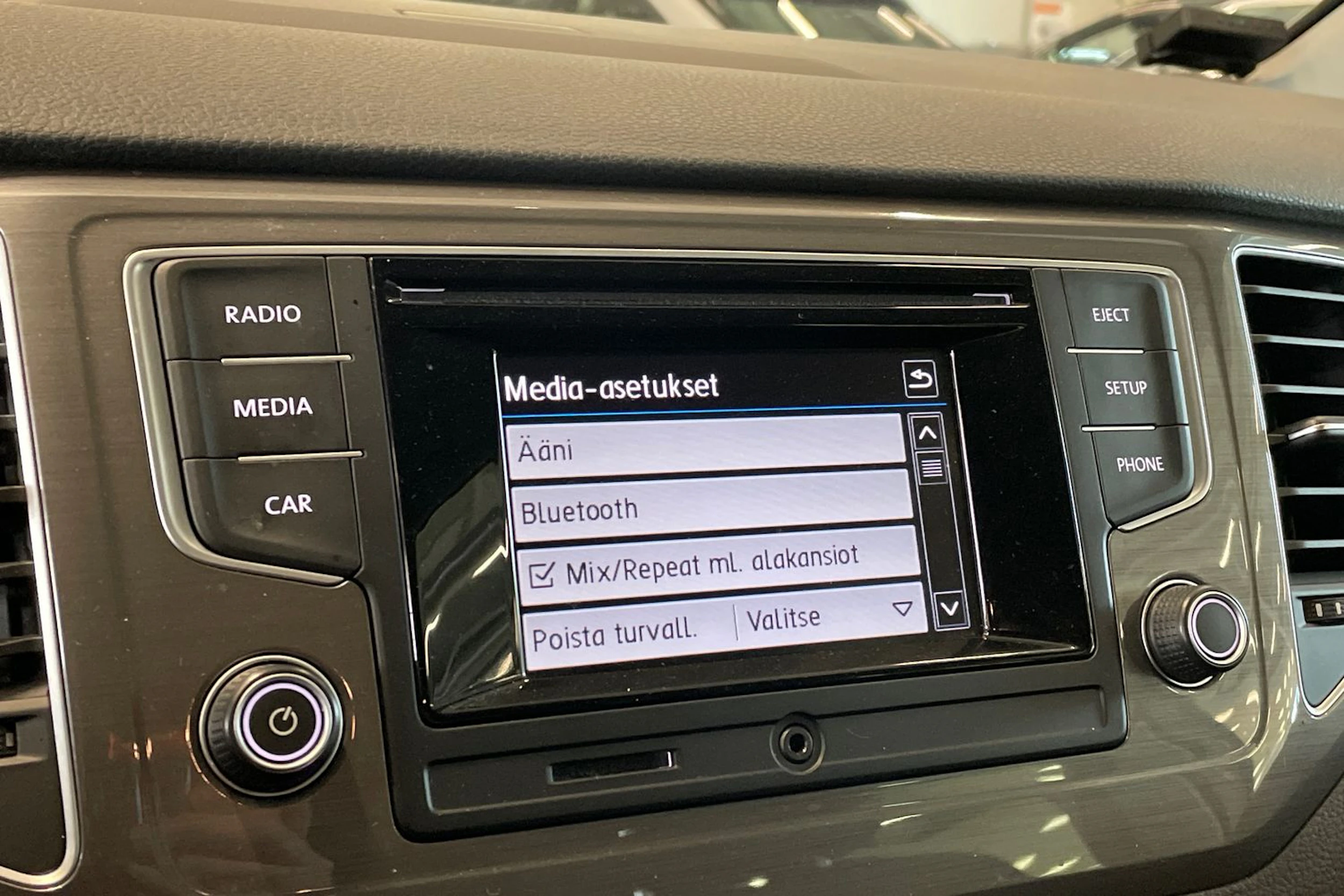 valkoinen Volkswagen Golf Sportsvan 2017 kuva 23.