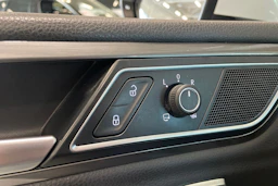 valkoinen Volkswagen Golf Sportsvan 2017 kuva 30.
