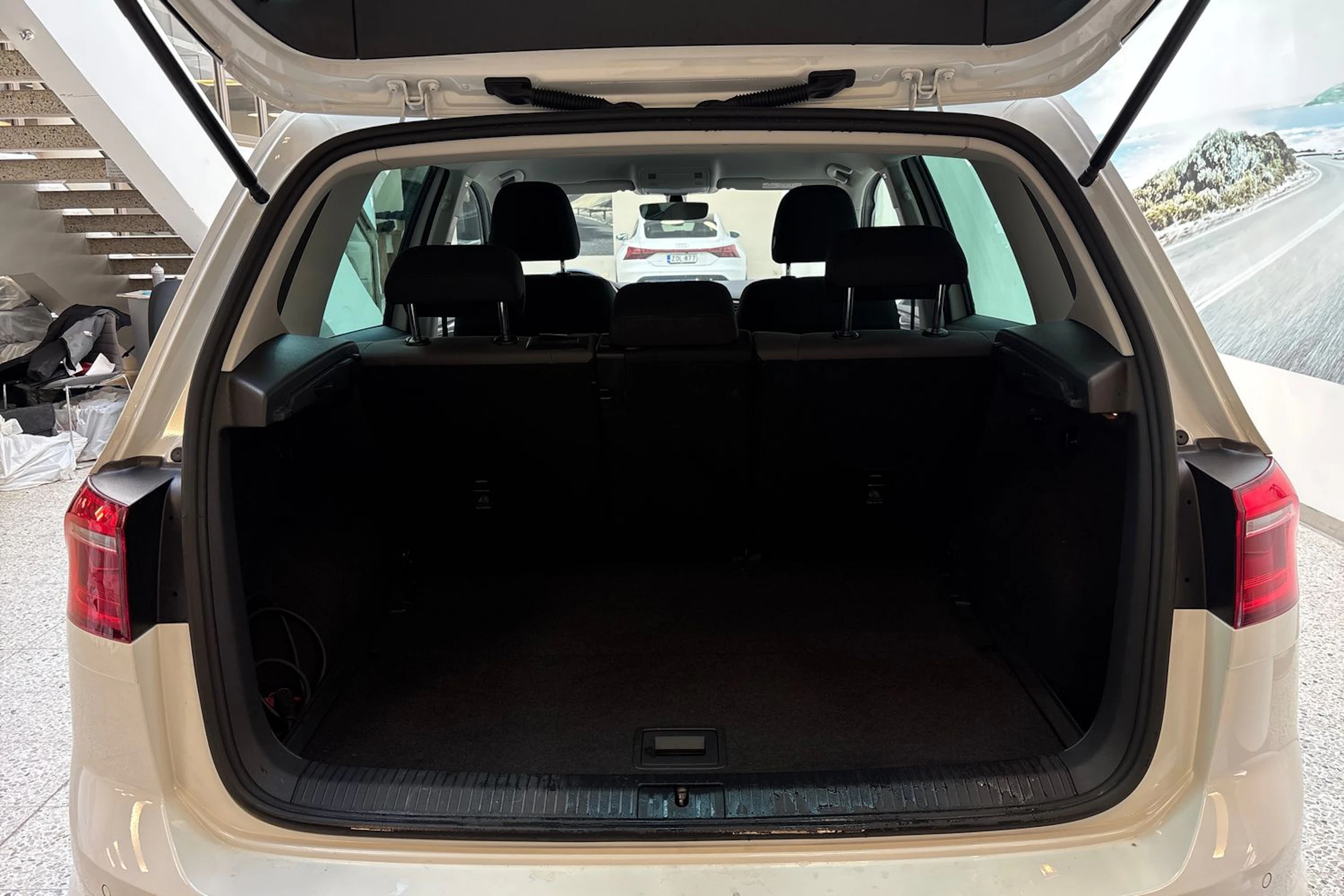 valkoinen Volkswagen Golf Sportsvan 2017 kuva 12.