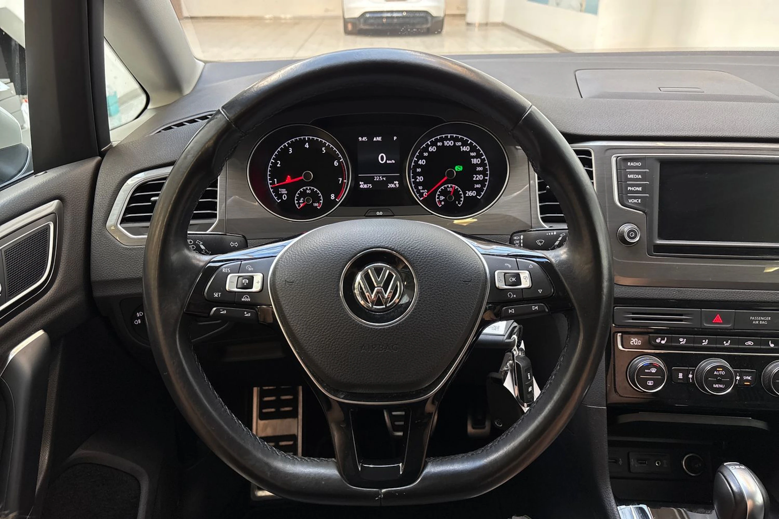 valkoinen Volkswagen Golf Sportsvan 2017 kuva 16.