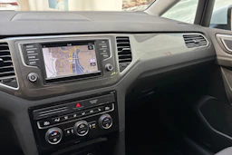 valkoinen Volkswagen Golf Sportsvan 2017 kuva 19.