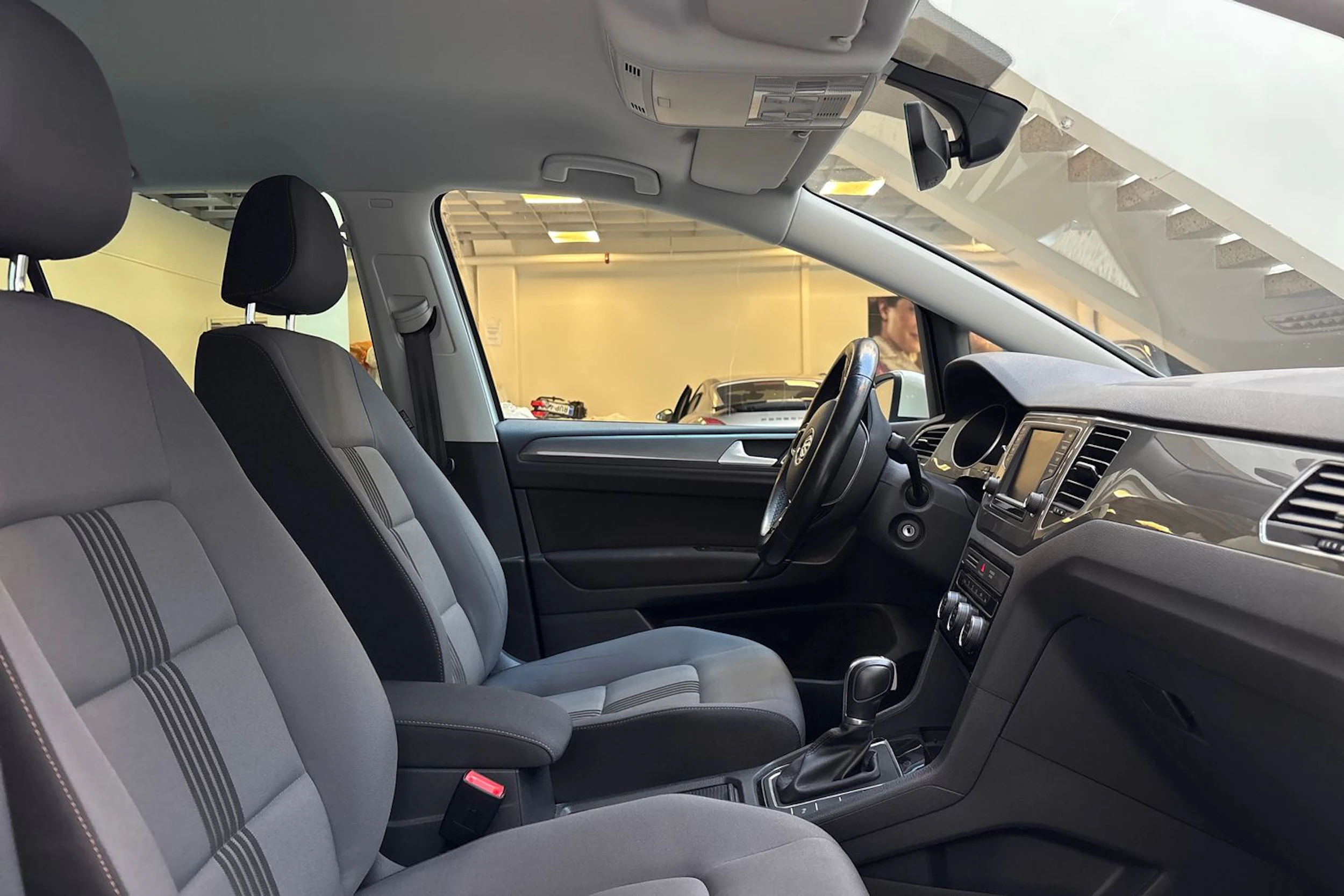 valkoinen Volkswagen Golf Sportsvan 2017 kuva 22.