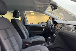 valkoinen Volkswagen Golf Sportsvan 2017 kuva 22.