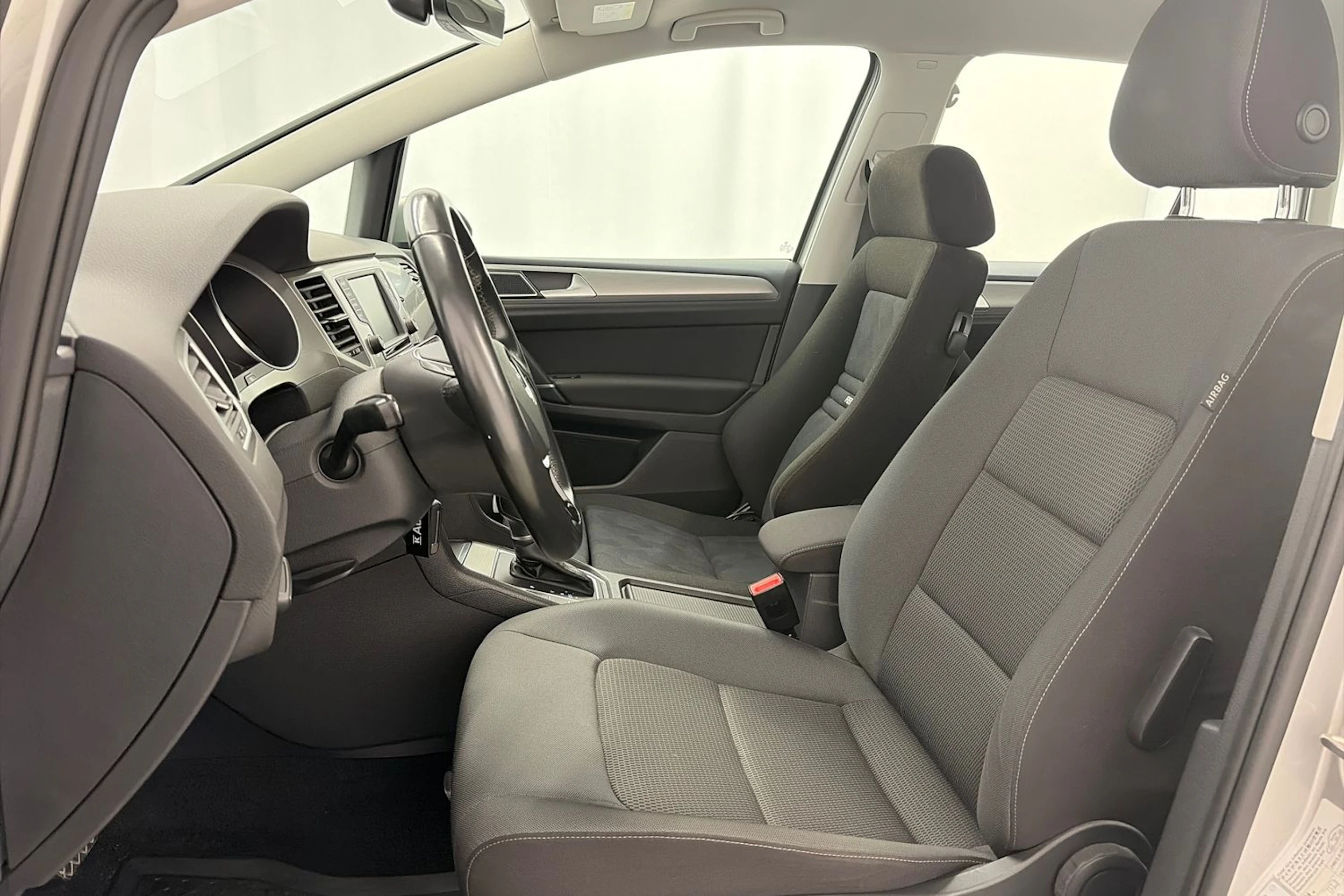 Harmaa Volkswagen GOLF SPORTSVAN 2017 kuva 17.