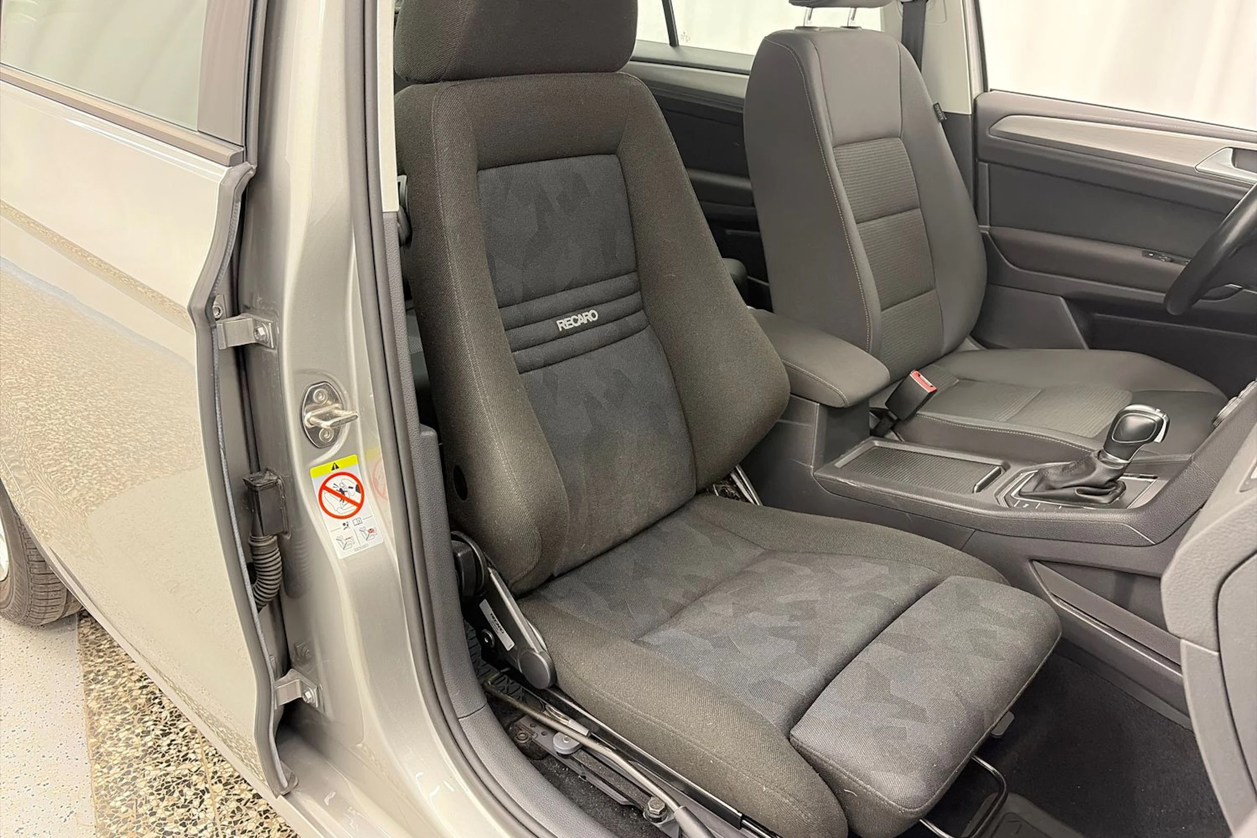 Harmaa Volkswagen GOLF SPORTSVAN 2017 kuva 18.