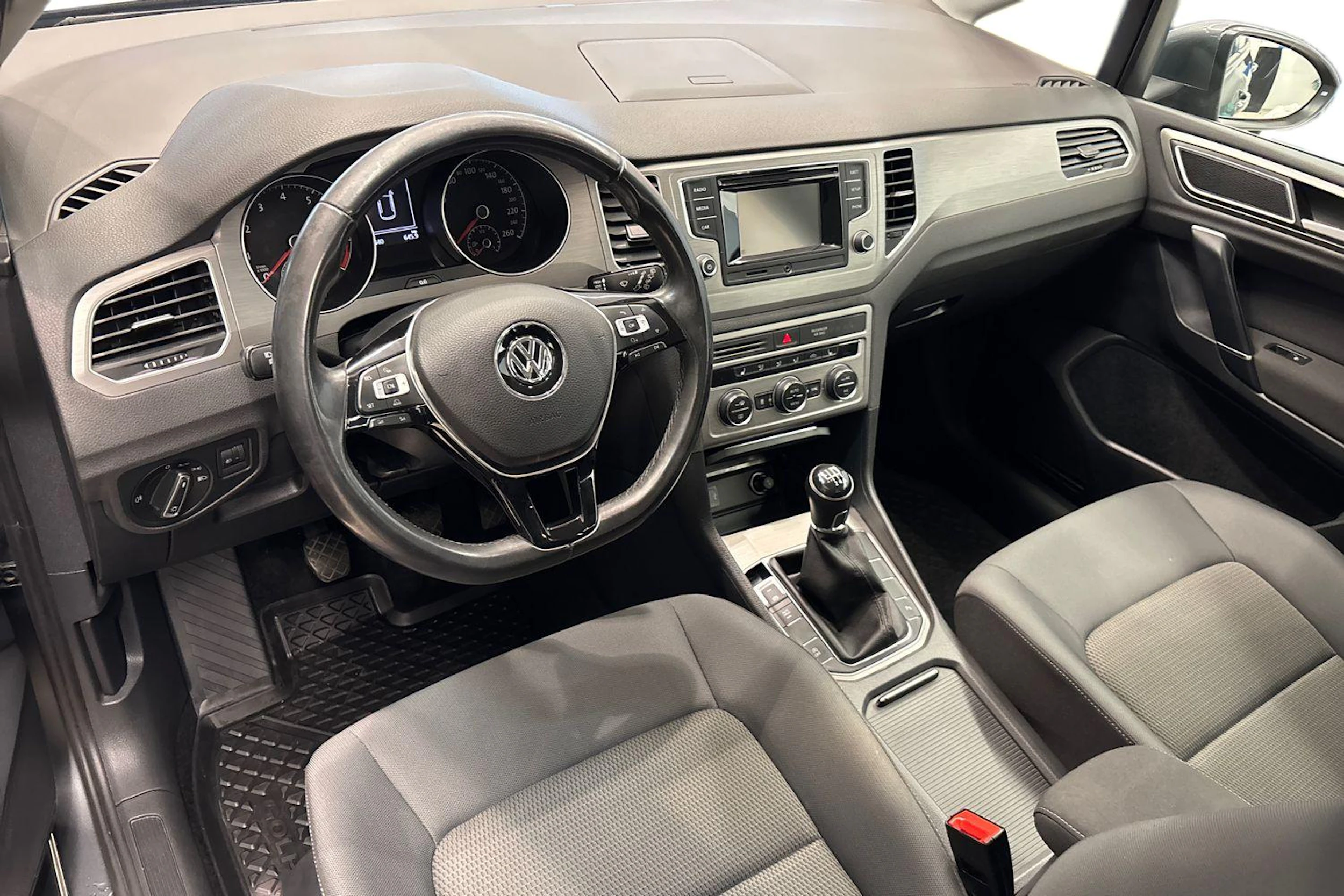 harmaa Volkswagen Golf Sportsvan 2017 kuva 8.