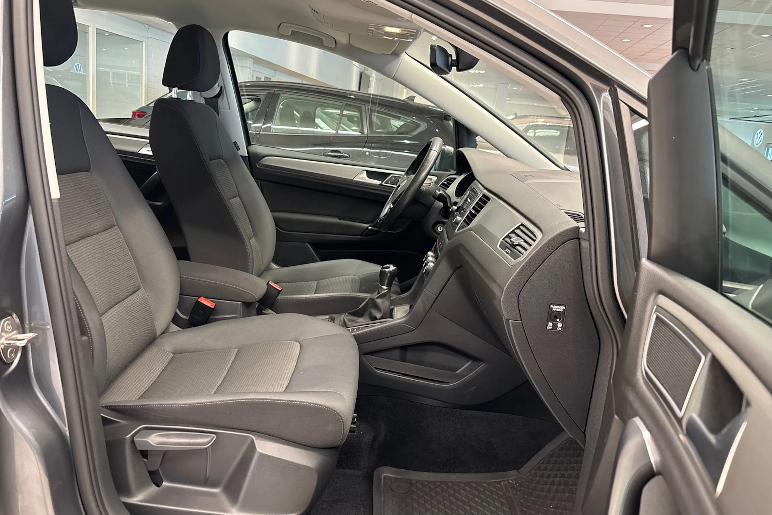 harmaa Volkswagen Golf Sportsvan 2017 kuva 13.