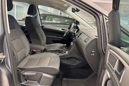 harmaa Volkswagen Golf Sportsvan 2017 kuva 13.