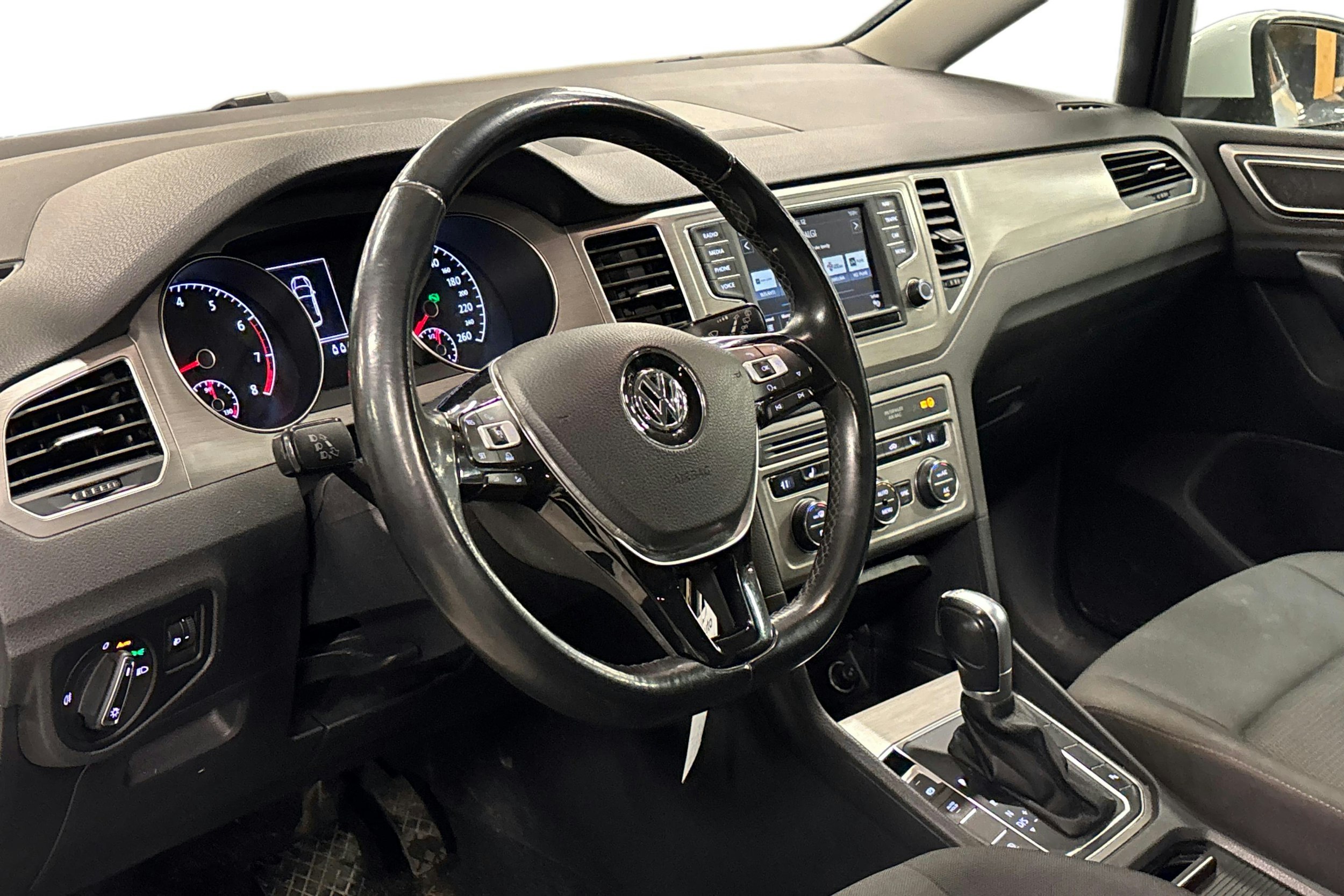 valkoinen Volkswagen Golf Sportsvan 2017 kuva 3.