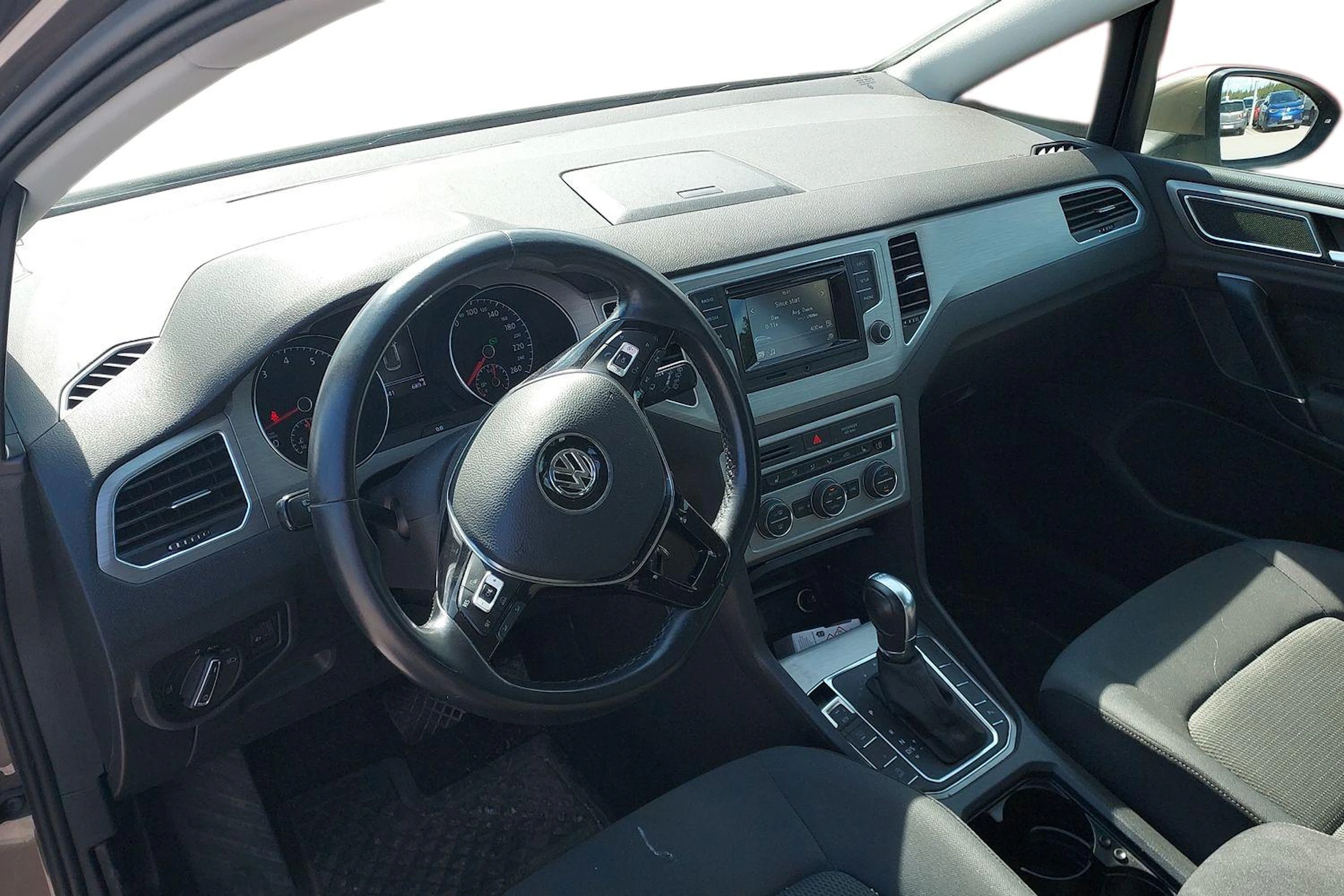 ruskea (beige) Volkswagen Golf Sportsvan 2017 kuva 3.
