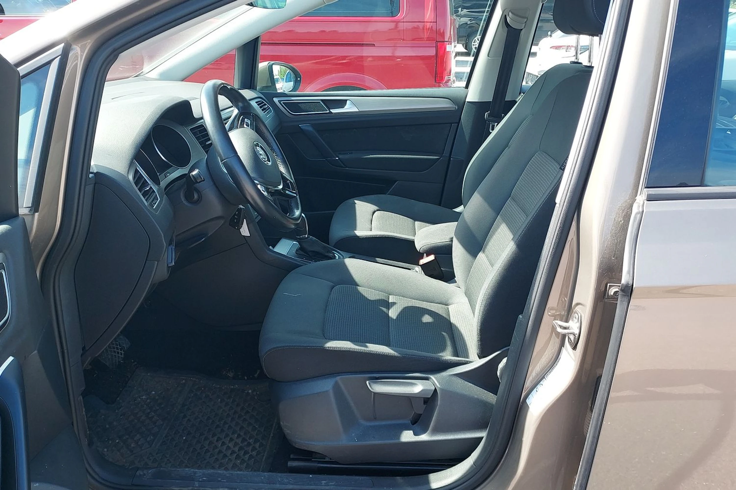 ruskea (beige) Volkswagen Golf Sportsvan 2017 kuva 4.