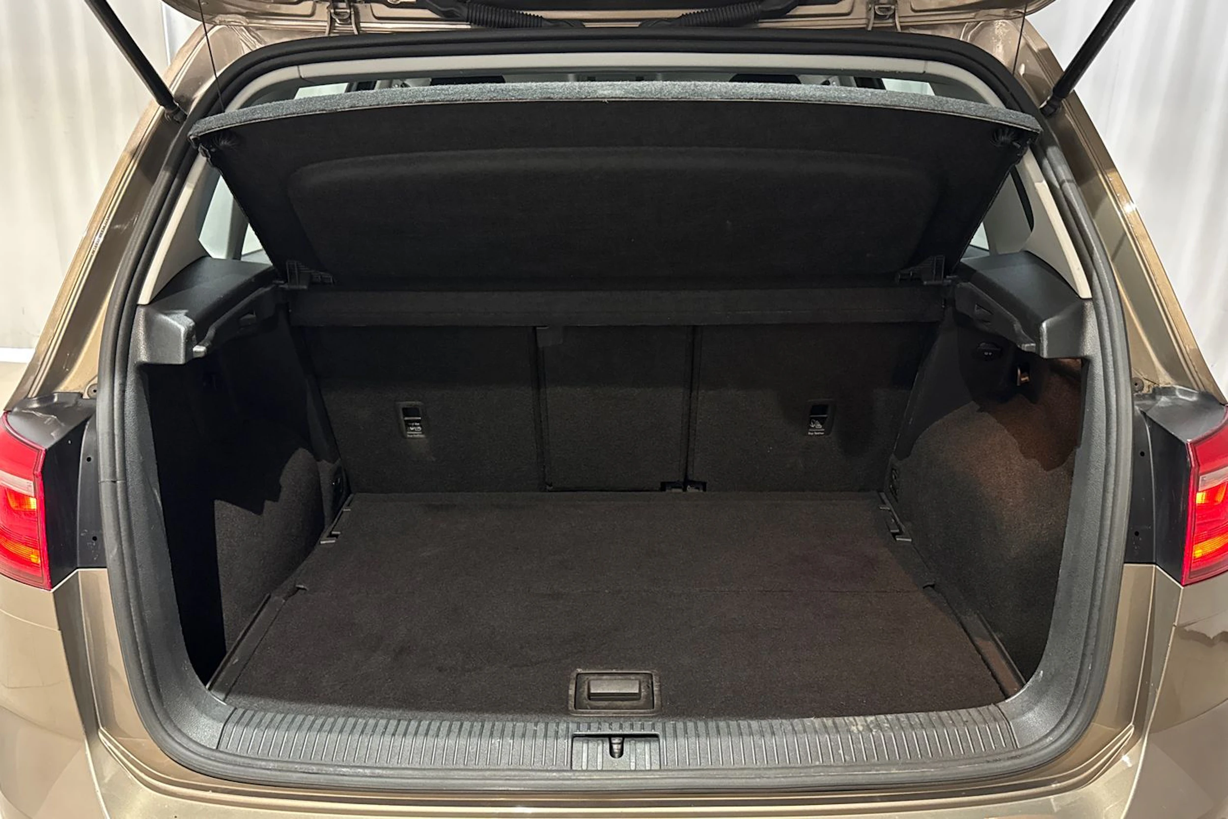 ruskea (beige) Volkswagen Golf Sportsvan 2018 kuva 16.