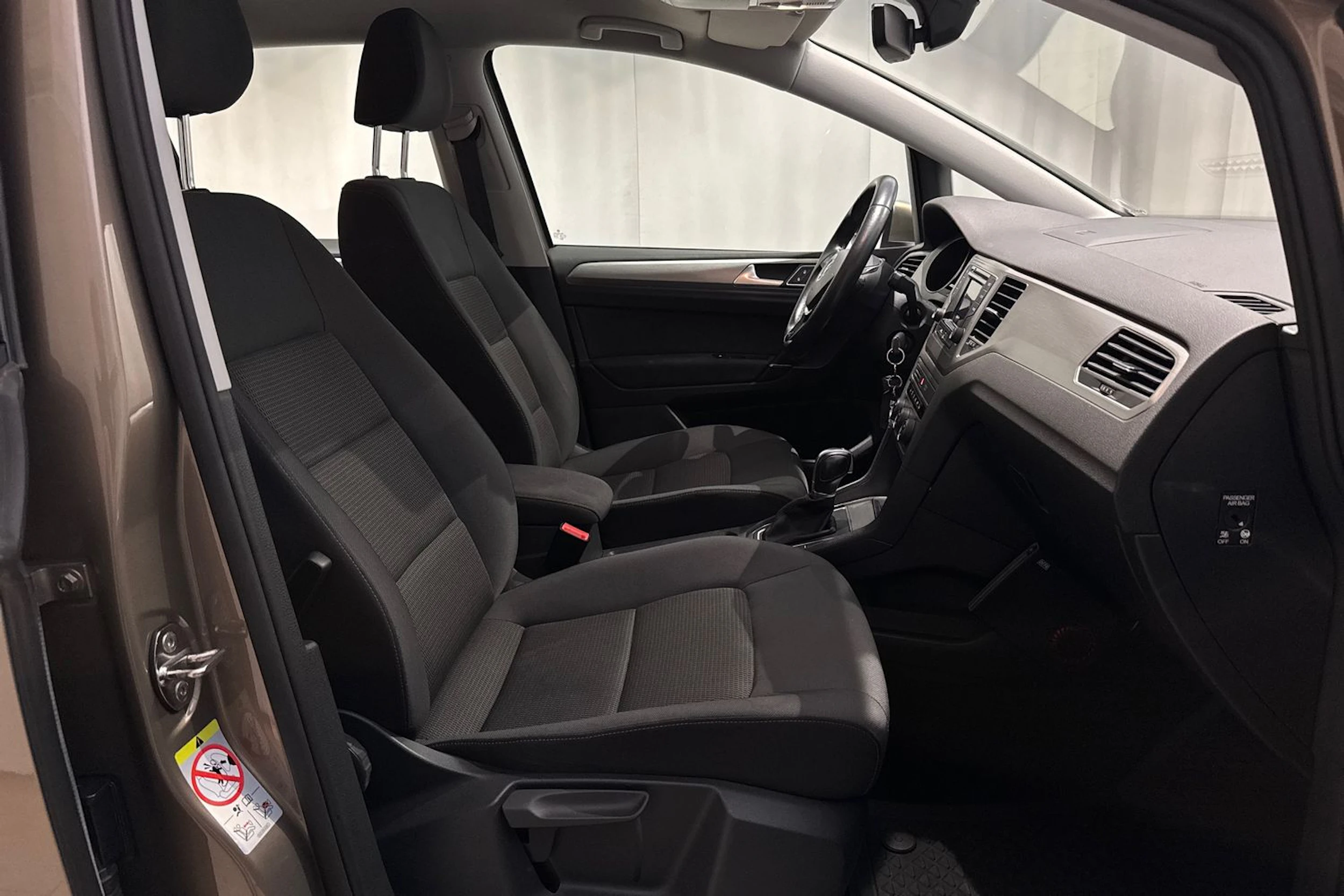 ruskea (beige) Volkswagen Golf Sportsvan 2018 kuva 17.