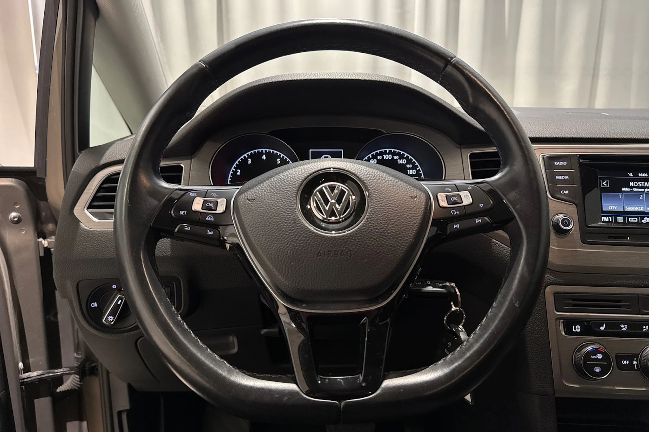 ruskea (beige) Volkswagen Golf Sportsvan 2018 kuva 19.