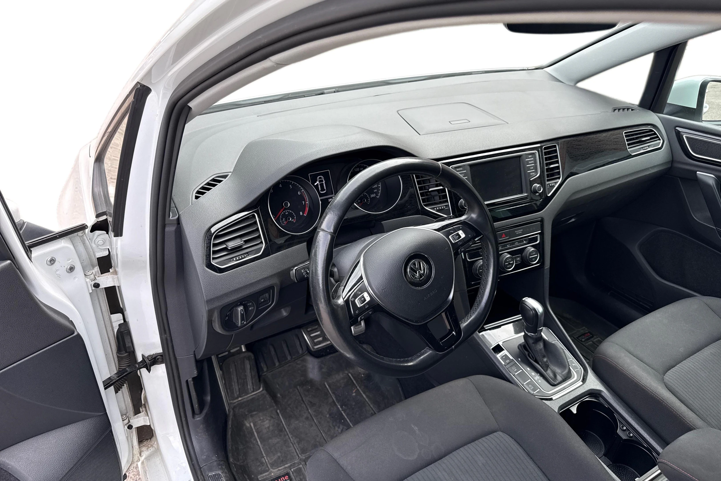 valkoinen Volkswagen Golf Sportsvan 2017 kuva 3.