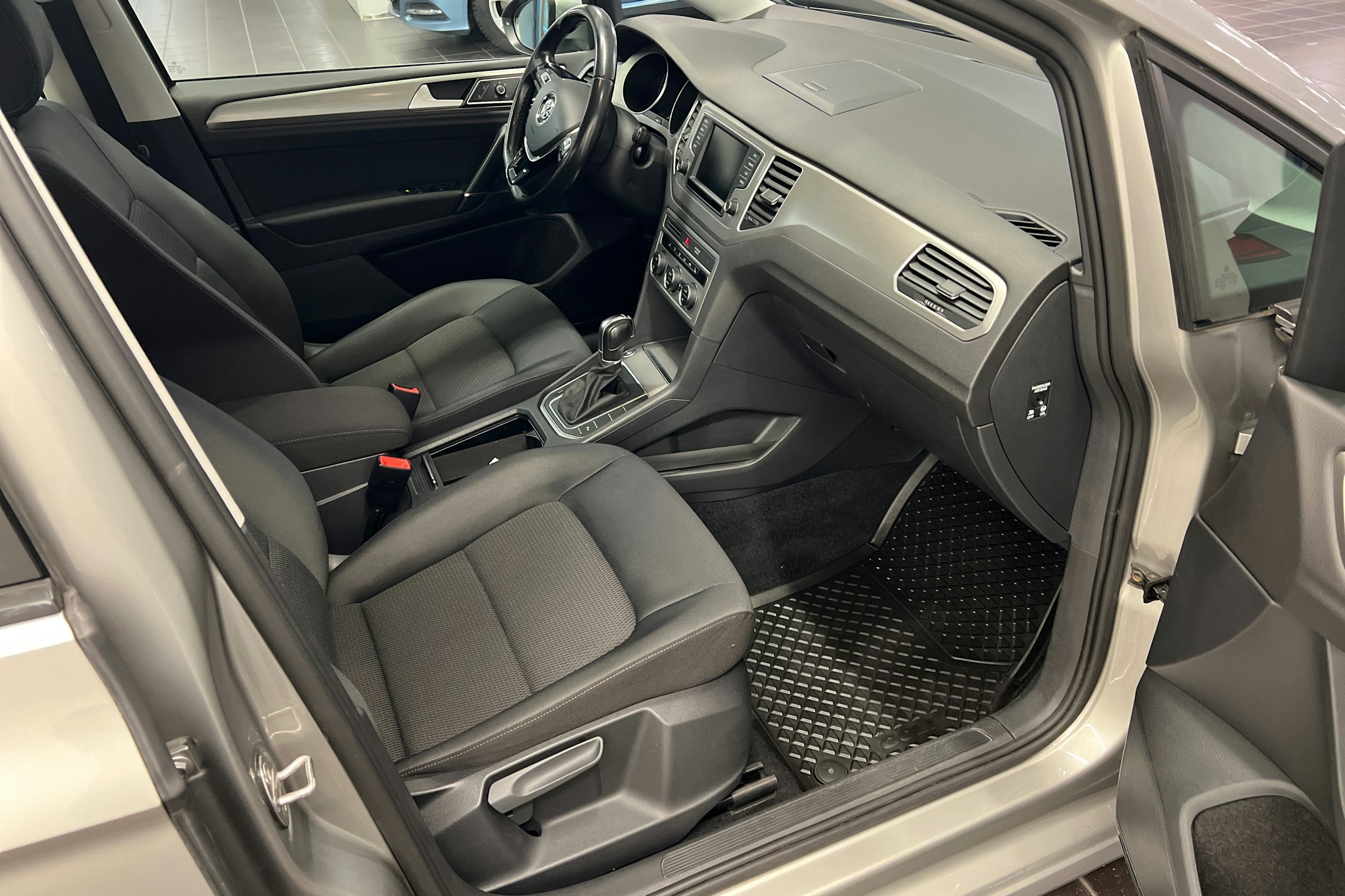 Harmaa Volkswagen GOLF SPORTSVAN 2017 kuva 16.