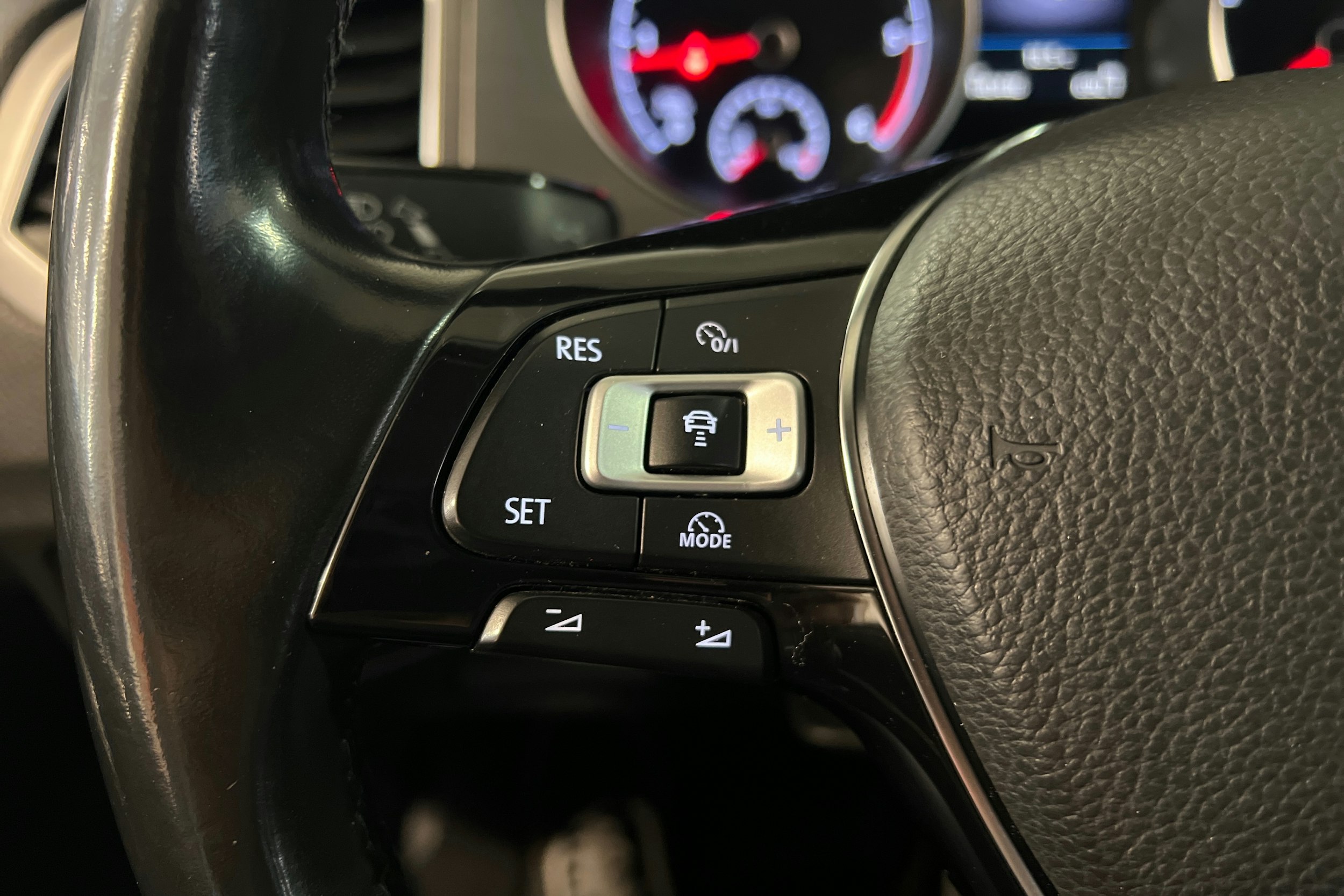 Harmaa Volkswagen GOLF SPORTSVAN 2017 kuva 18.