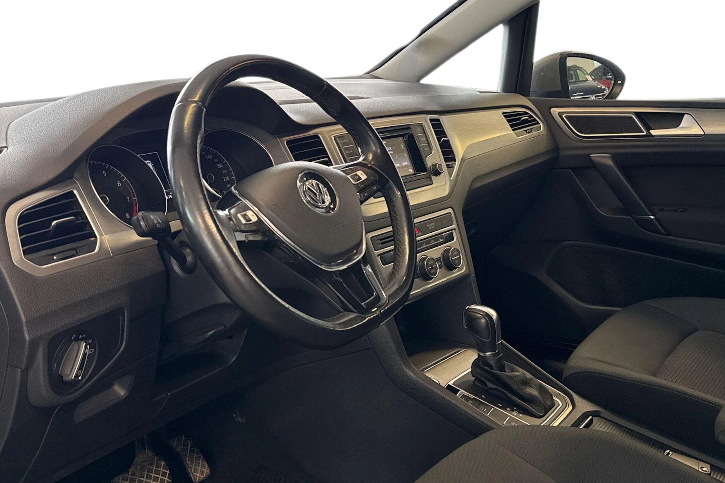 ruskea (beige) Volkswagen Golf Sportsvan 2017 kuva 8.