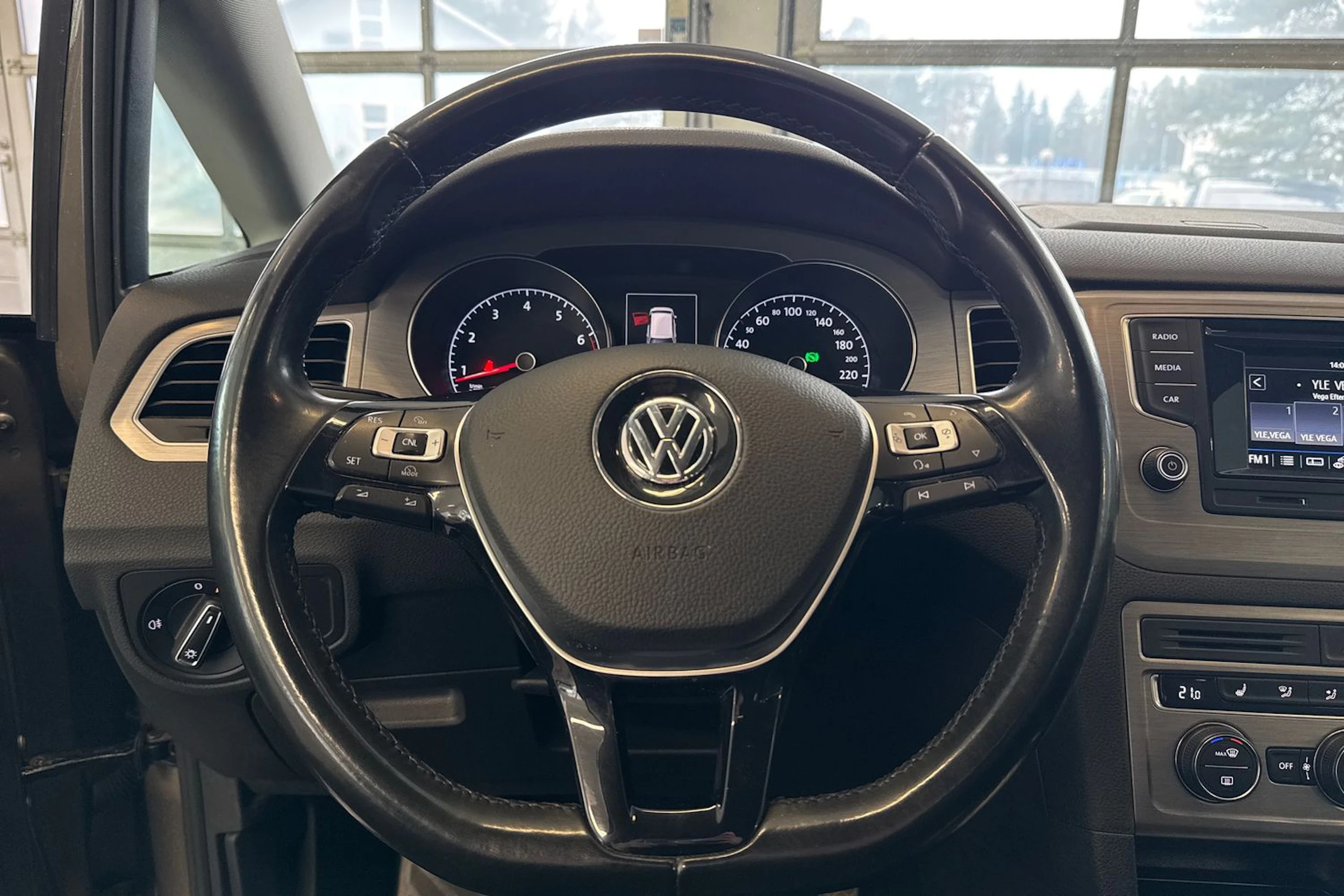 ruskea (beige) Volkswagen Golf Sportsvan 2017 kuva 18.