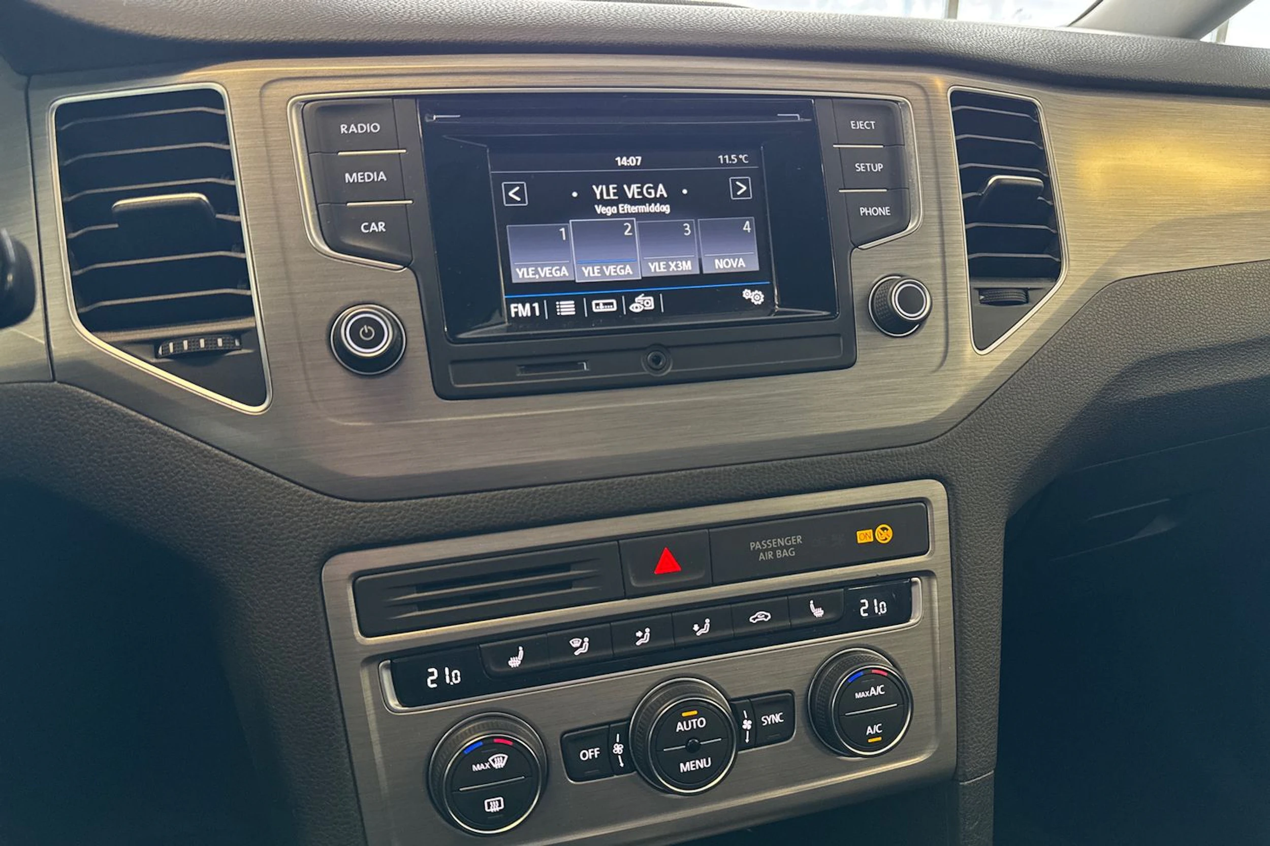 ruskea (beige) Volkswagen Golf Sportsvan 2017 kuva 20.