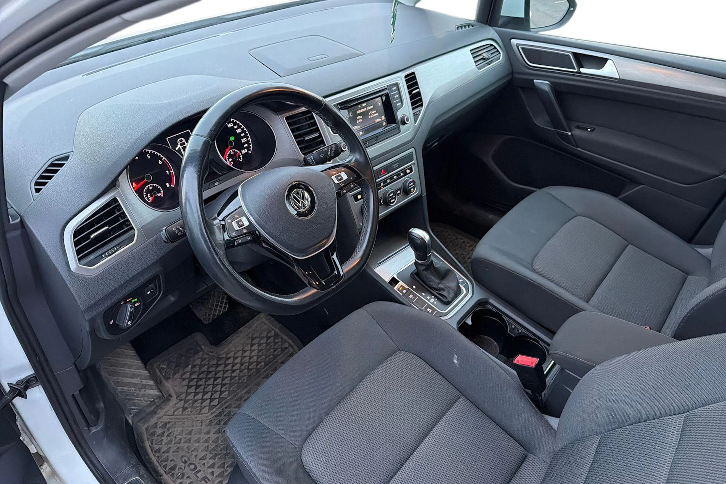 valkoinen Volkswagen Golf Sportsvan 2017 kuva 3.