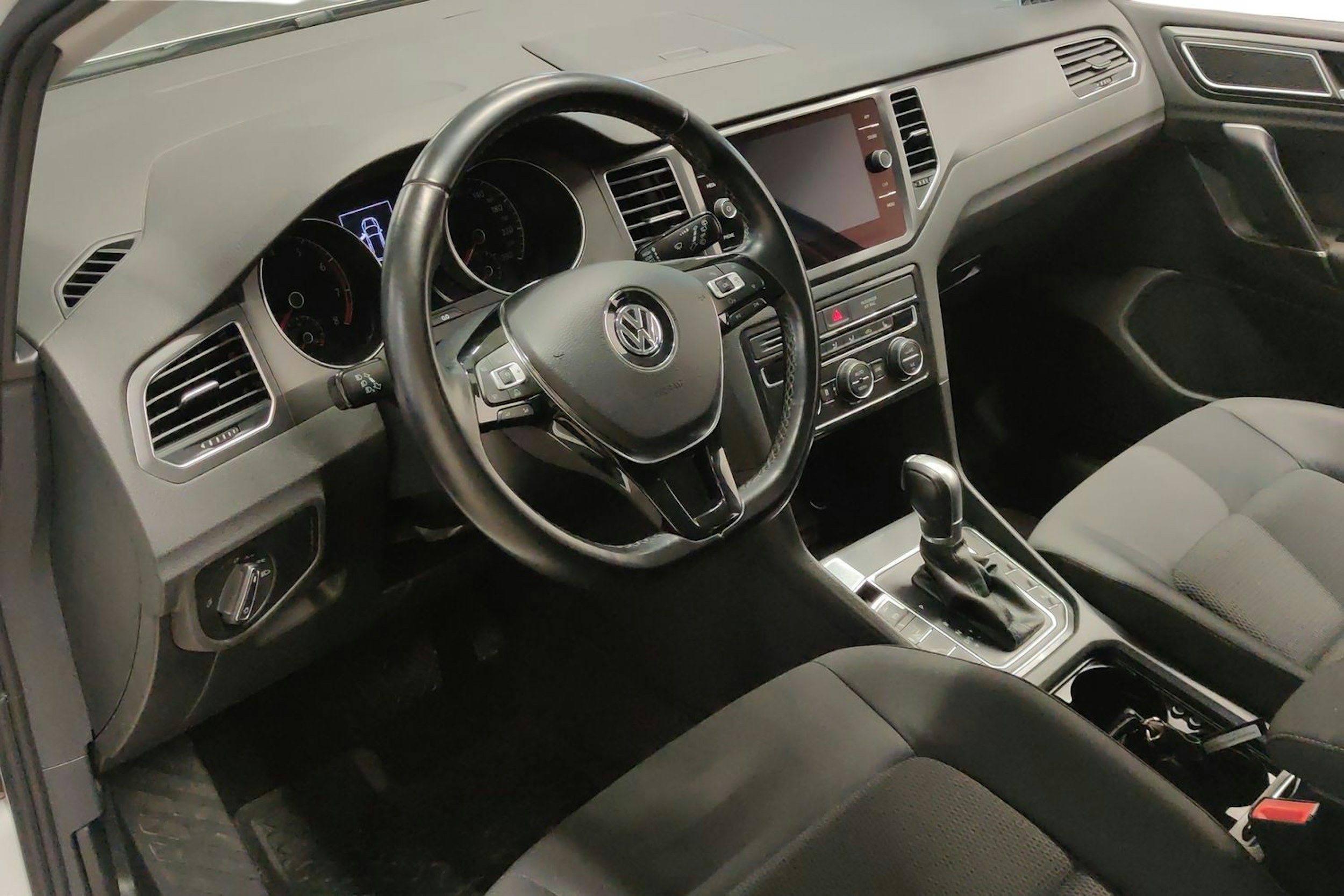 valkoinen Volkswagen Golf Sportsvan 2018 kuva 7.