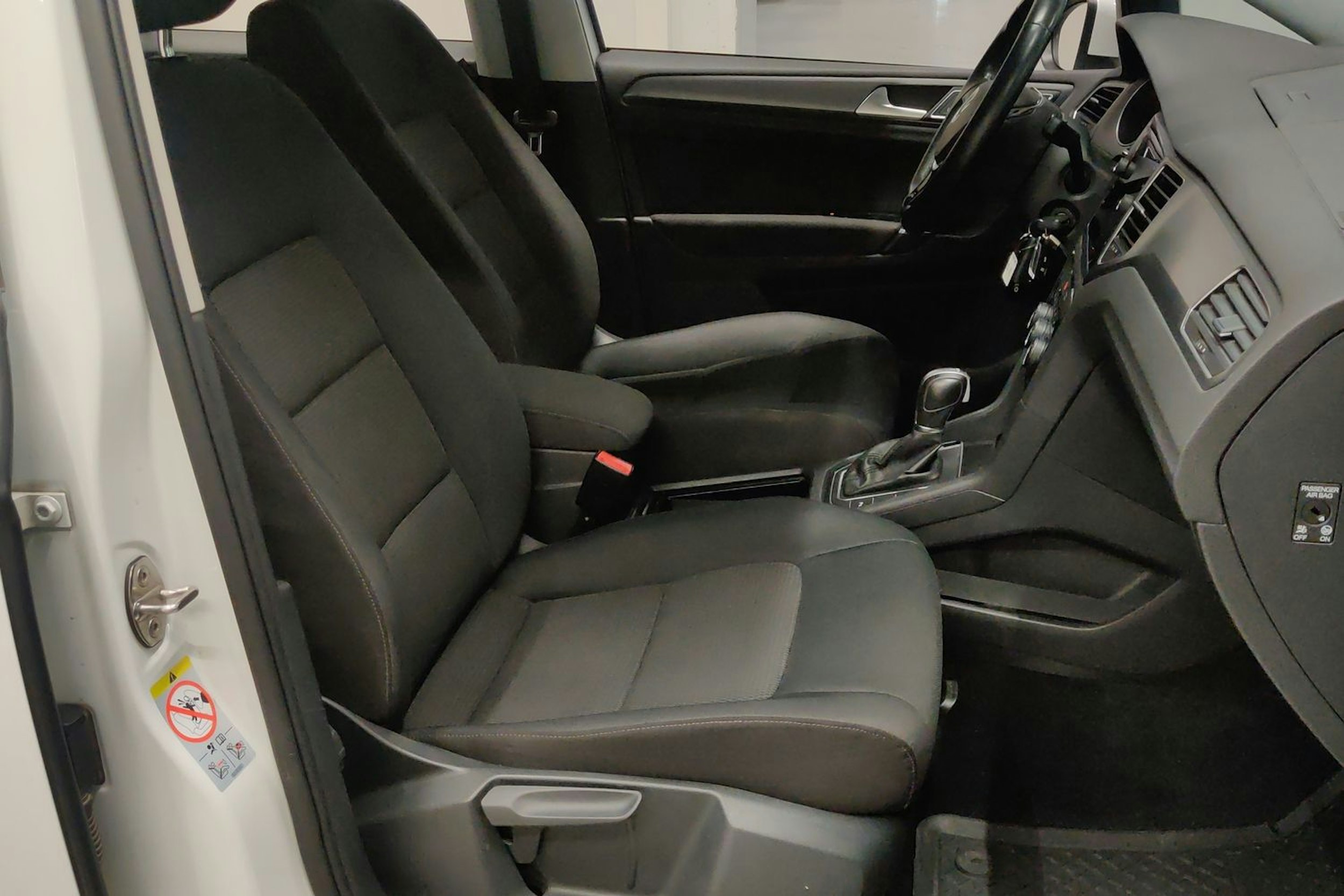 valkoinen Volkswagen Golf Sportsvan 2018 kuva 19.