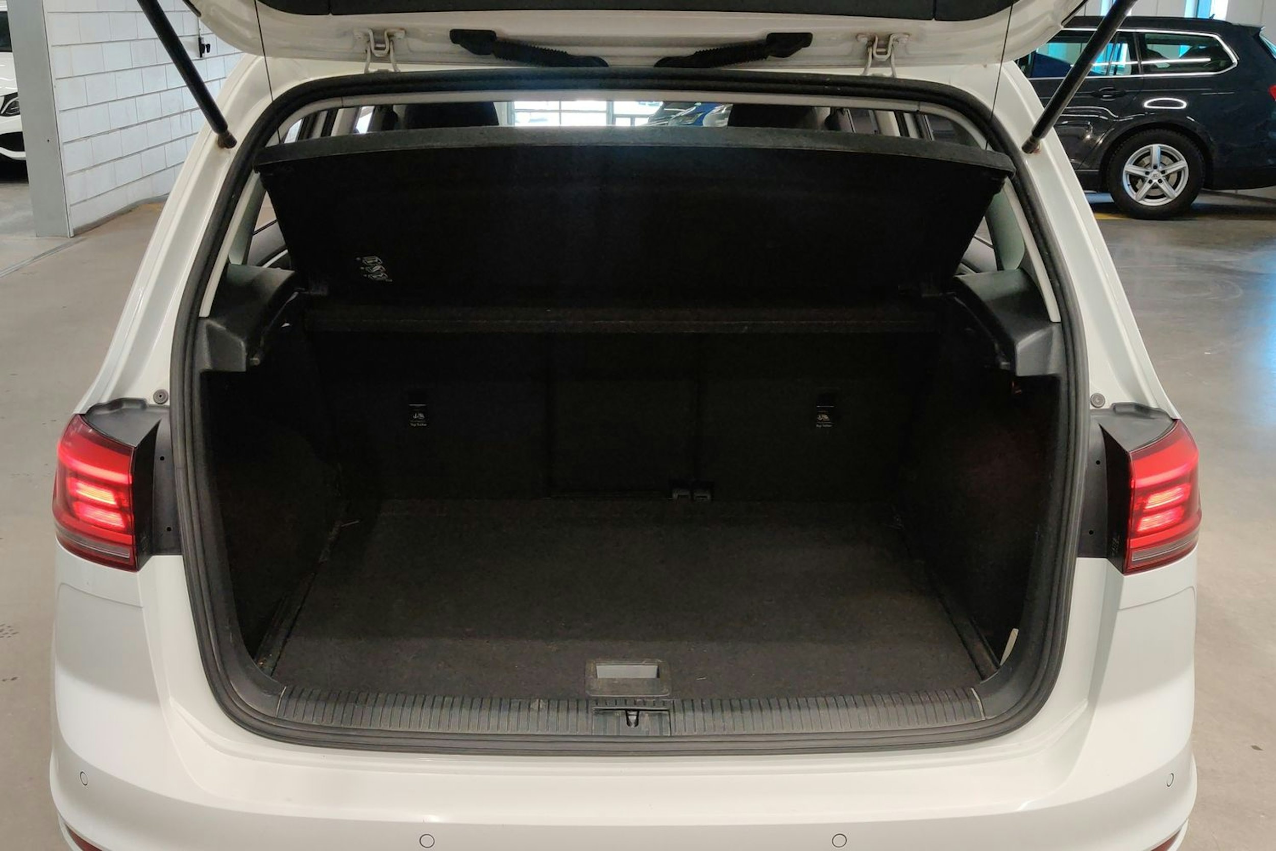 valkoinen Volkswagen Golf Sportsvan 2018 kuva 20.