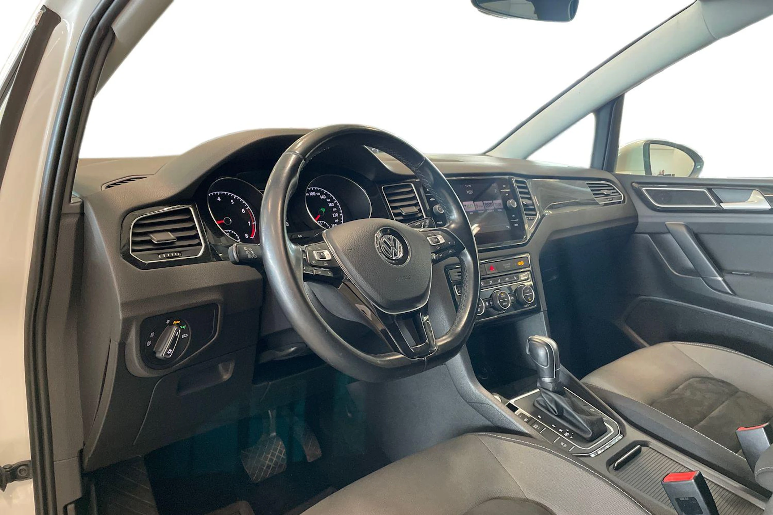valkoinen Volkswagen Golf Sportsvan 2018 kuva 8.