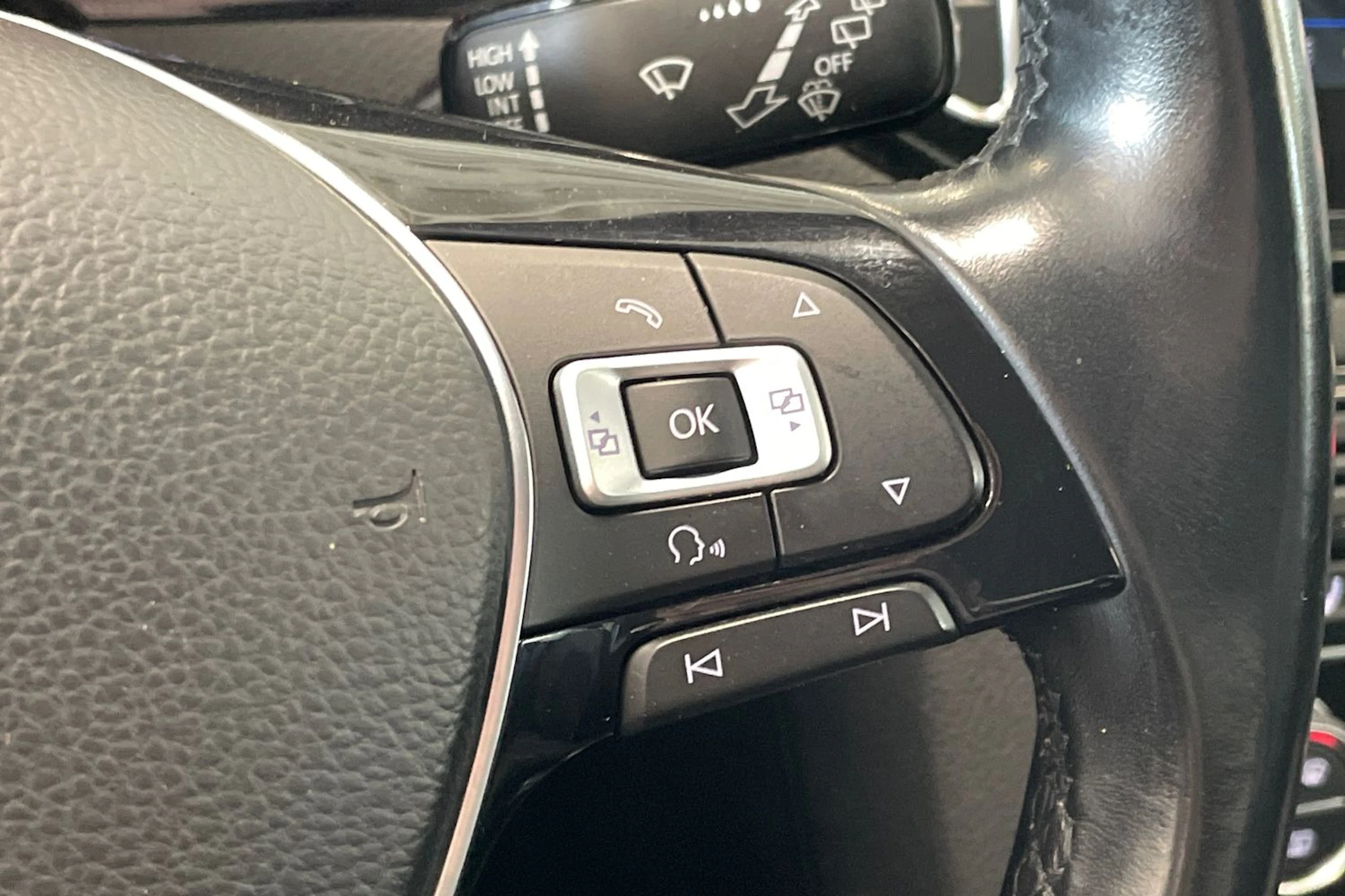 valkoinen Volkswagen Golf Sportsvan 2018 kuva 18.