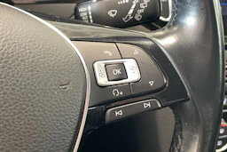 valkoinen Volkswagen Golf Sportsvan 2018 kuva 18.