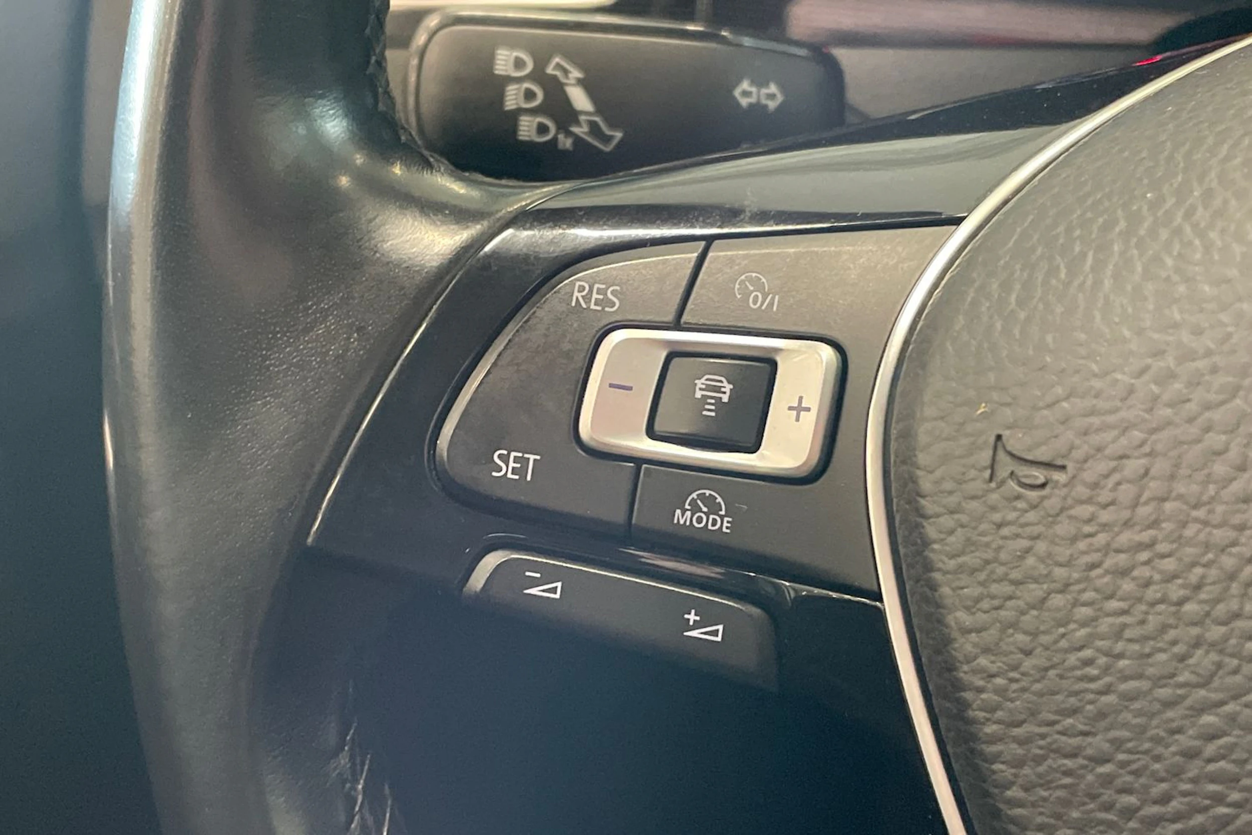 valkoinen Volkswagen Golf Sportsvan 2018 kuva 19.