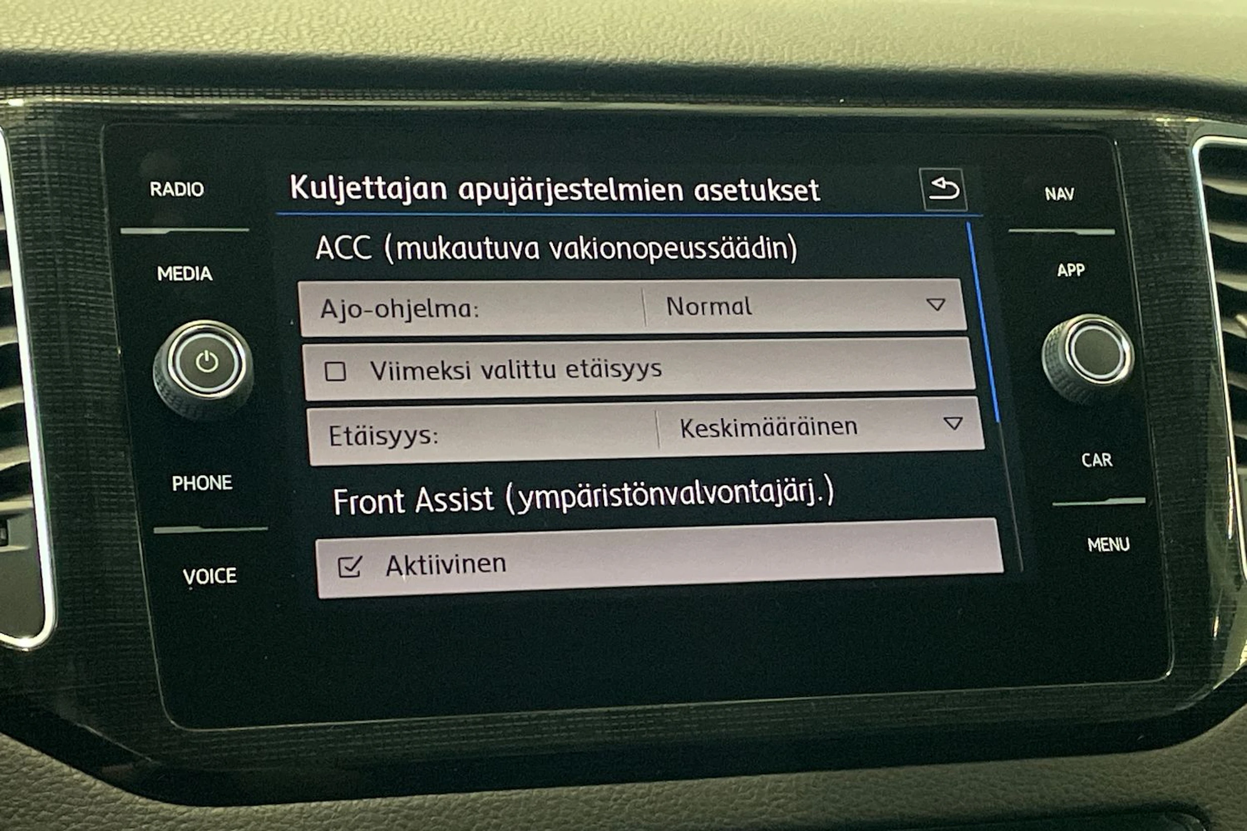valkoinen Volkswagen Golf Sportsvan 2018 kuva 25.