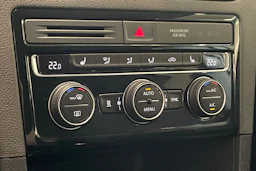 valkoinen Volkswagen Golf Sportsvan 2018 kuva 28.