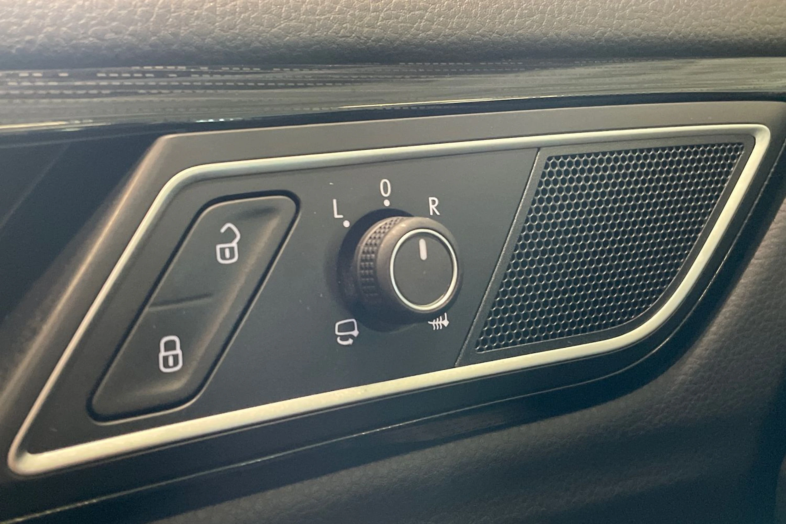 valkoinen Volkswagen Golf Sportsvan 2018 kuva 31.