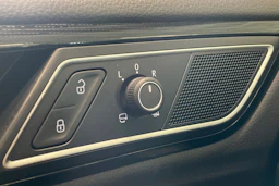 valkoinen Volkswagen Golf Sportsvan 2018 kuva 31.