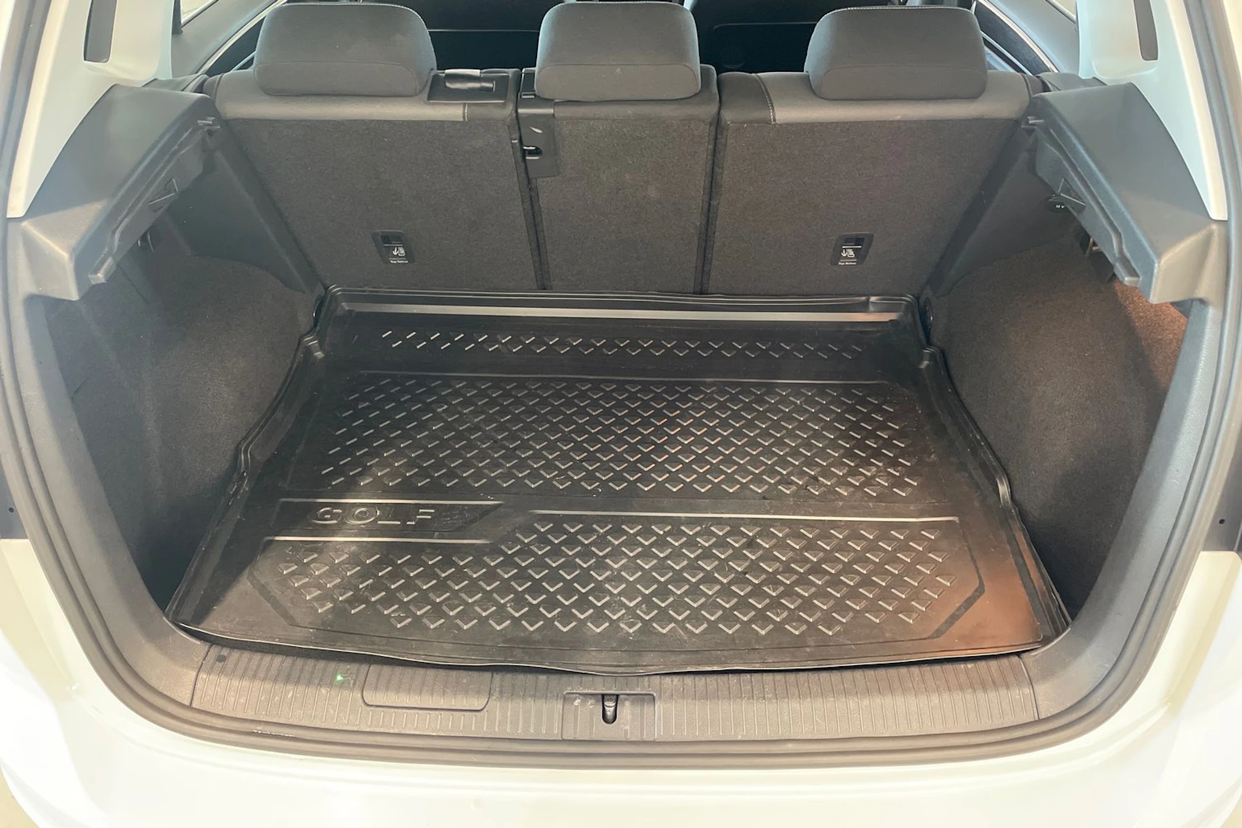 valkoinen Volkswagen Golf Sportsvan 2018 kuva 32.