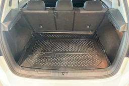 valkoinen Volkswagen Golf Sportsvan 2018 kuva 32.