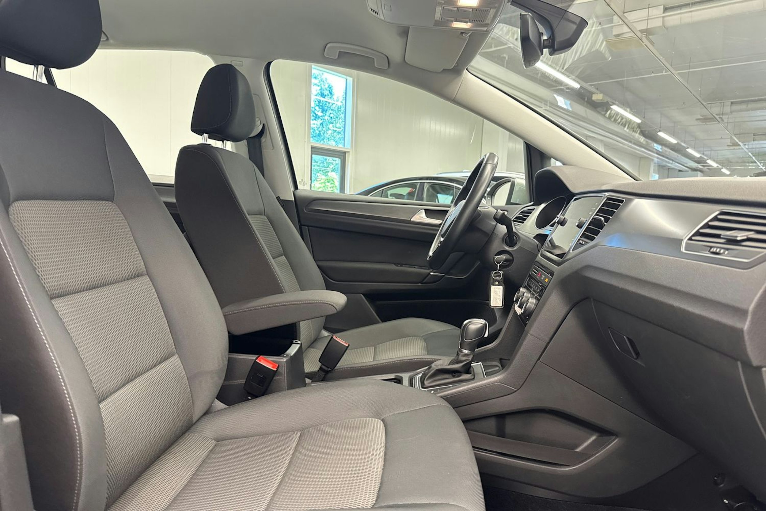 harmaa Volkswagen Golf Sportsvan 2018 kuva 13.