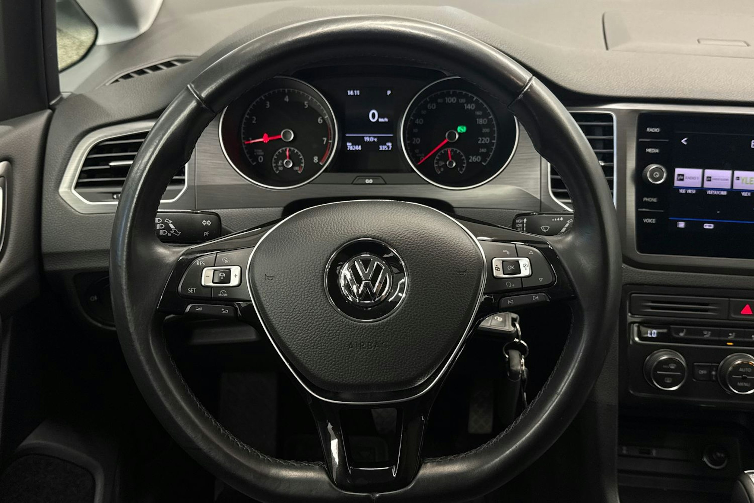 harmaa Volkswagen Golf Sportsvan 2018 kuva 14.