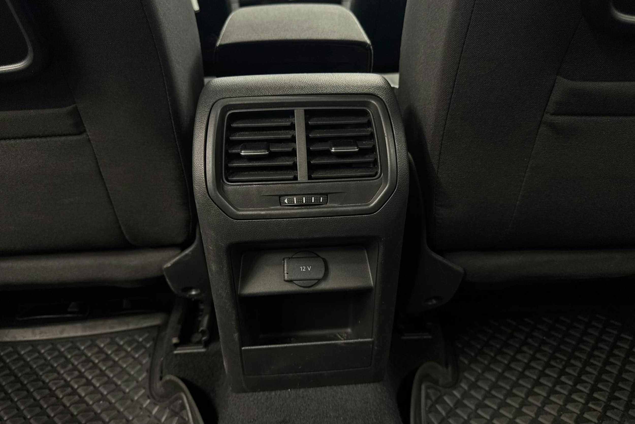 harmaa Volkswagen Golf Sportsvan 2018 kuva 34.