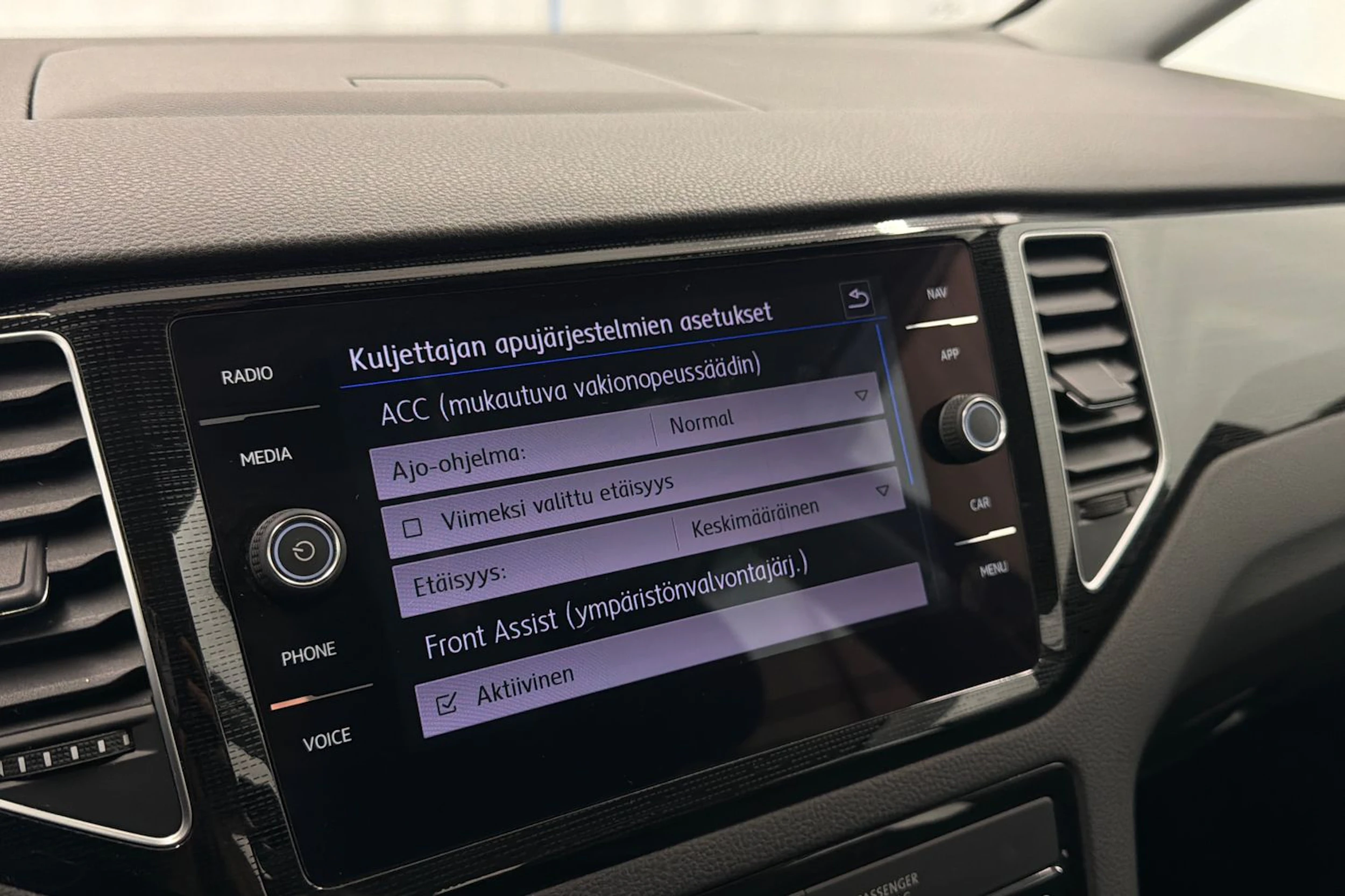 harmaa Volkswagen Golf Sportsvan 2018 kuva 22.