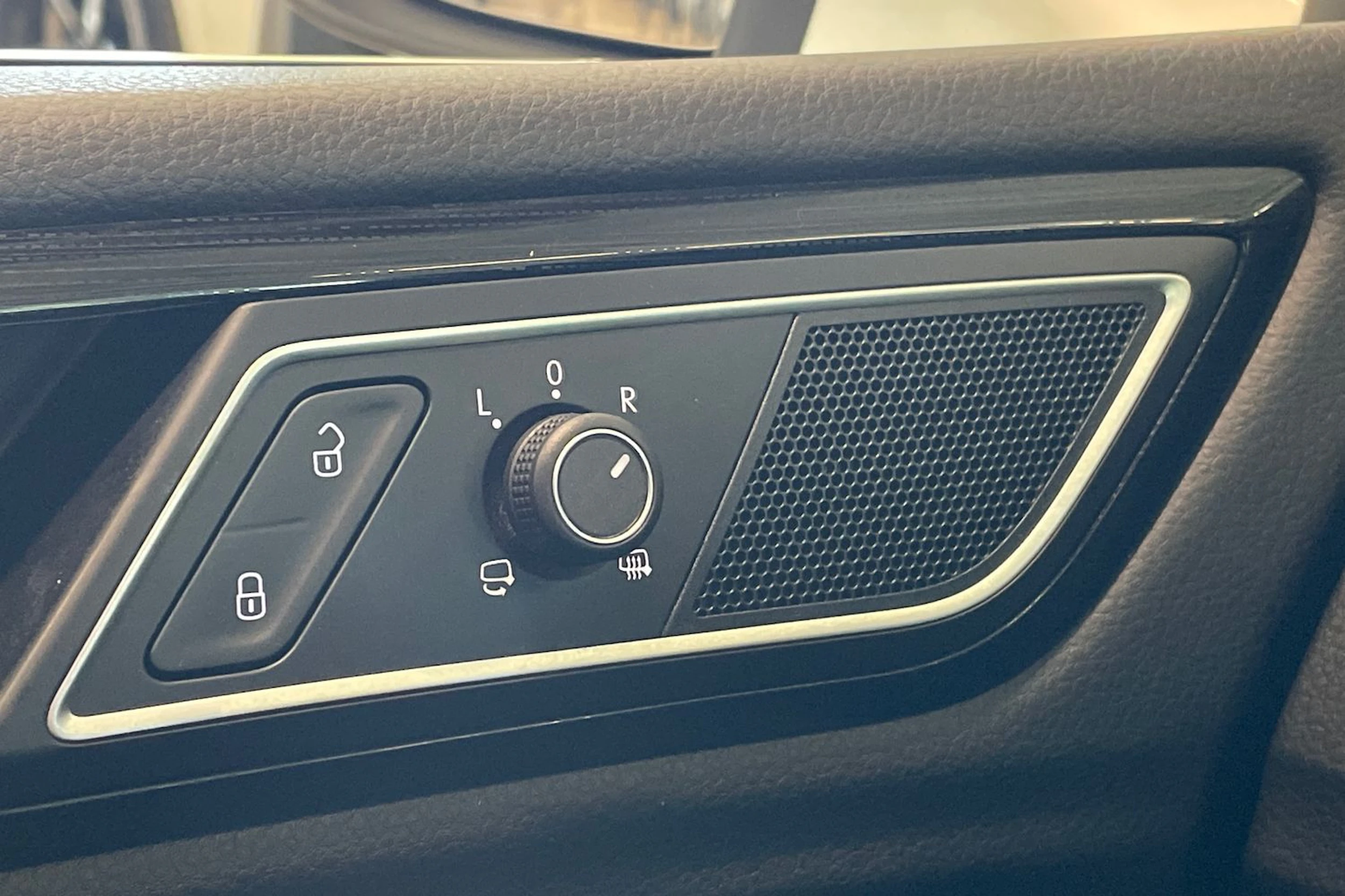 valkoinen Volkswagen Golf Sportsvan 2018 kuva 29.