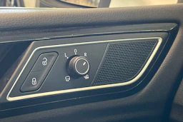 valkoinen Volkswagen Golf Sportsvan 2018 kuva 29.