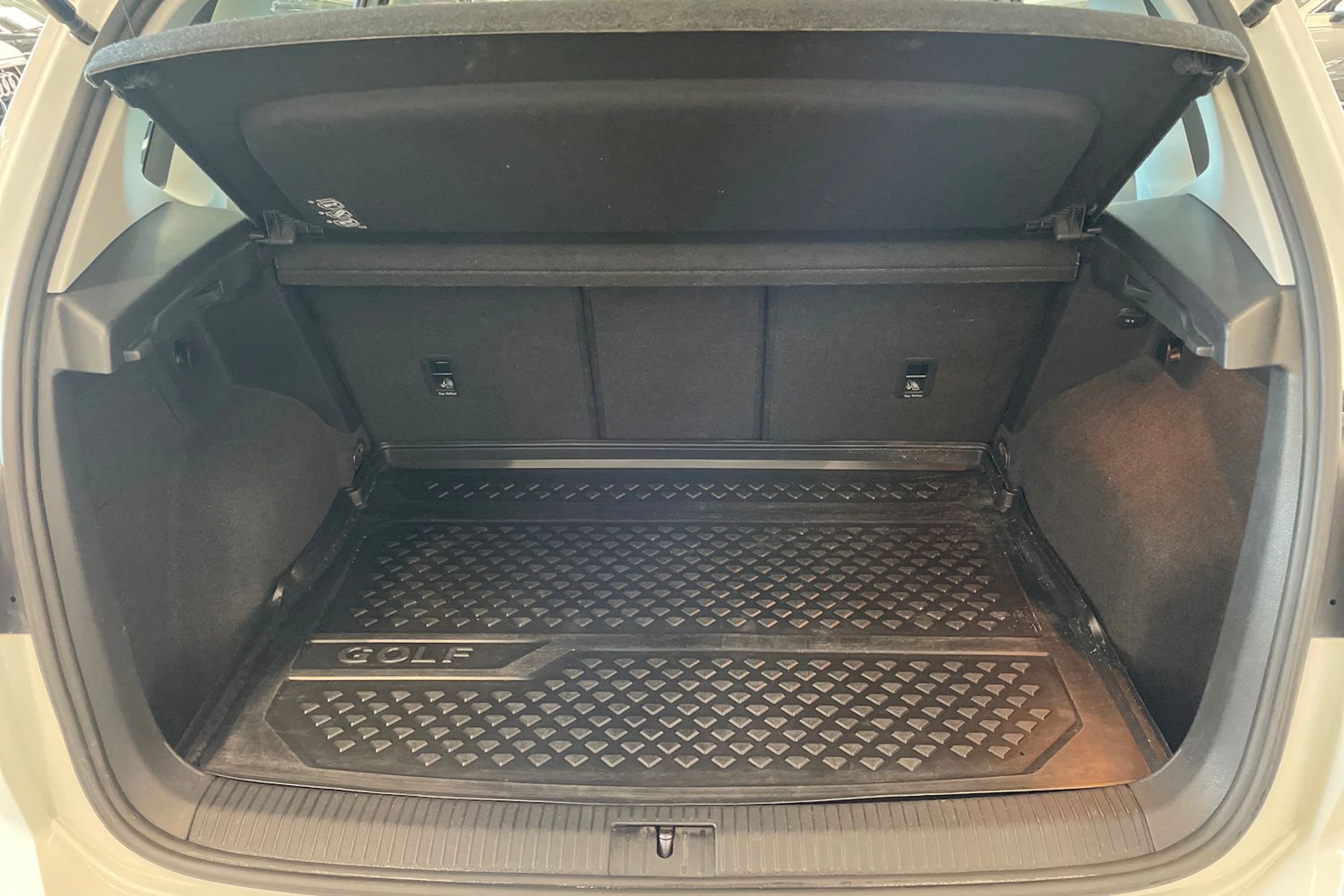valkoinen Volkswagen Golf Sportsvan 2018 kuva 30.
